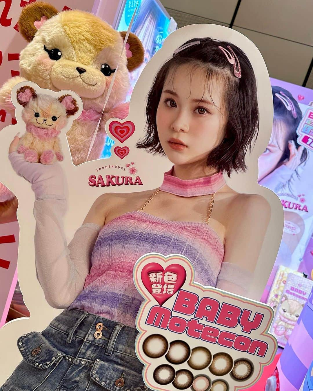 モテビューティー公式さんのインスタグラム写真 - (モテビューティー公式Instagram)「💗🧸ベビモテ×さくらちゃん🐧💗  10/9(月・祝） 「なりたい自分に一歩近づく♡ ドンキカラコンフェス2023 in 渋谷ヒカリエホール」にご来場頂いた皆様、ありがとうございました！✨  今回スウィートからは ベイビーモテコン：さくらちゃん ( @sakura_0808_ ) ウルルモ：なえなのちゃん（ @naenano0114 ) マジェット：三上悠亜ちゃん( @yua_mikami ) トリコニナル：ばんばんざいるなちゃん( @mm_runa ） の4名がトークショーや特典会などに参加してくれました✨  今回は #ベイビーモテコン のブースを一気にご紹介💗 イメモのさくらちゃんは新色「ベイビーぎゃる」の衣装で登場！ ビジュアルの黒髪ボブも、最新の茶髪ロングもどちらもかわいすぎますよね🫶💓 トークショーやステージMCとの掛け合い、30秒撮影会など非常に盛り上がりを見せていました✨  スウィートでは今後も皆様に楽しんでいただける企画や、かわいいカラコンをたくさん作っていきますので ぜひ今後とも応援よろしくお願いいたします😊❤  #モテコン #ベビモテ #motecon #babymotecon #カラコン #カラーコンタクトレンズ #さくらっ子 #矢野桜 #桜っ子 #さくらっこと繋がりたい #桜っ子と繋がりたい #さくらっ子と繋がりたい #カラコンフェス #ドンキ #ドンキホーテ」10月12日 12時00分 - motecon_official