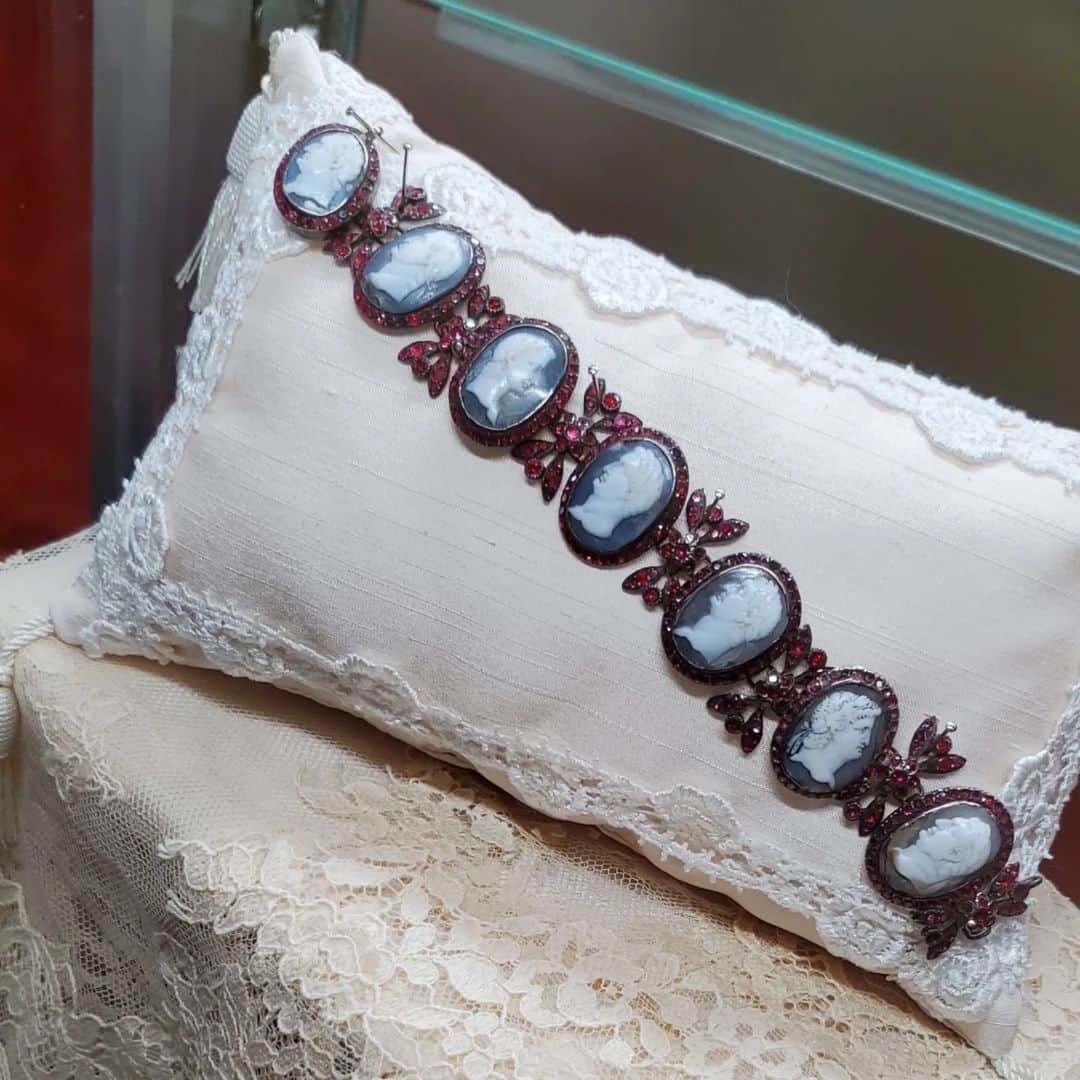 植松晃士さんのインスタグラム写真 - (植松晃士Instagram)「1613年創業 4世紀にわたり高級宝飾の伝統とエスプリを継承している「MELLERIO」。  マリー・アントワネットをはじめフランス王家に愛された宝石商。  カメオを施したブレスレッはマリー・アントワネットが身に付けていたブレスレット！  #MELLERIO　#王妃の宝石商  #マリーアントワネット」10月12日 12時03分 - kojiuematsu