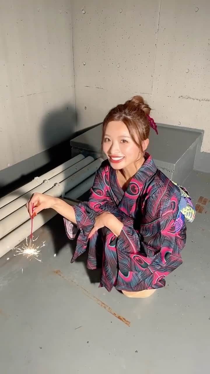 MIYABIのインスタグラム：「一緒に花火しぉ？🎆💜  #ヤンマガweb はもう見てくれたかな？✨ 浴衣なんて何年ぶりだろ〜👘  新鮮だから是非チェックしてね💋  そして明日10/13(金)は　@seloctagontokyo_official  今月も楽しもうね💃  お待ちしてます💜  #cyberjapandancers  #サイバージャパンダンサーズ  #ミヤビーム  #浴衣女子  #ヤングマガジン」
