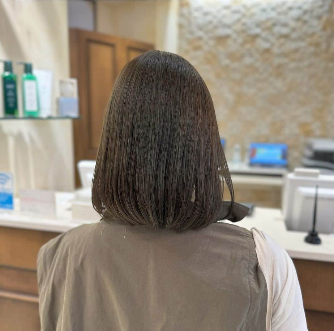 福間エリサさんのインスタグラム写真 - (福間エリサInstagram)「pistachio beige と bob hair𓂃⁎ ⁡ 柔らかな透明感ピスタチオカラー とまとまるコロンとボブ✂︎ ⁡ ------------ ⁡ Beforeが暗くて明るさが欲しい&より透明感が欲しい！→ "ダブルカラー" ⁡ Beforeが明るくて透明感残して少し暗くしたい！& 落ち着かせたい→ "ワンカラー" ⁡ メニュー選択の参考になさって下さい♡ (分からない場合はダブルカラー選択して頂けると、カウンセリングで必要無ければメニュー変更致しますのでご安心下さい ❤︎) ⁡ ------------ ⁡ ご新規様も大歓迎です！ 🪄平日限定Webからの予約で10%offです！ (カット、前髪カットのみ、セットのみは対象外) ⁡ -ZACC vie- 📍港区北青山3-11-7 Ao4F 表参道駅【B2】出口より徒歩30秒 定休日/月・火 ⁡ ⁡ #表参道美容院 #表参道美容室  #東京美容室 #東京美容院  #オリーブカラー  #オリーブベージュ  #アッシュグレージュ #グレージュ #レイヤーカット #ブラウンベージュ #レイヤーカット #秋カラー #顔まわりレイヤー#韓国ヘア #韓国レイヤーカット #地毛風グレージュ #暗めグレージュ  #ピスタチオグレージュ #マロンベージュ#マロングレージュ#赤み消しカラー  #艶感カラー #艶髪カラー #ボブヘアアレンジ #ボブショート #ミニボブ #ショートボブ」10月12日 18時30分 - erisa_fukuma