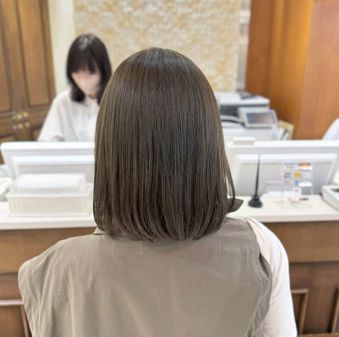 福間エリサさんのインスタグラム写真 - (福間エリサInstagram)「pistachio beige と bob hair𓂃⁎ ⁡ 柔らかな透明感ピスタチオカラー とまとまるコロンとボブ✂︎ ⁡ ------------ ⁡ Beforeが暗くて明るさが欲しい&より透明感が欲しい！→ "ダブルカラー" ⁡ Beforeが明るくて透明感残して少し暗くしたい！& 落ち着かせたい→ "ワンカラー" ⁡ メニュー選択の参考になさって下さい♡ (分からない場合はダブルカラー選択して頂けると、カウンセリングで必要無ければメニュー変更致しますのでご安心下さい ❤︎) ⁡ ------------ ⁡ ご新規様も大歓迎です！ 🪄平日限定Webからの予約で10%offです！ (カット、前髪カットのみ、セットのみは対象外) ⁡ -ZACC vie- 📍港区北青山3-11-7 Ao4F 表参道駅【B2】出口より徒歩30秒 定休日/月・火 ⁡ ⁡ #表参道美容院 #表参道美容室  #東京美容室 #東京美容院  #オリーブカラー  #オリーブベージュ  #アッシュグレージュ #グレージュ #レイヤーカット #ブラウンベージュ #レイヤーカット #秋カラー #顔まわりレイヤー#韓国ヘア #韓国レイヤーカット #地毛風グレージュ #暗めグレージュ  #ピスタチオグレージュ #マロンベージュ#マロングレージュ#赤み消しカラー  #艶感カラー #艶髪カラー #ボブヘアアレンジ #ボブショート #ミニボブ #ショートボブ」10月12日 18時30分 - erisa_fukuma