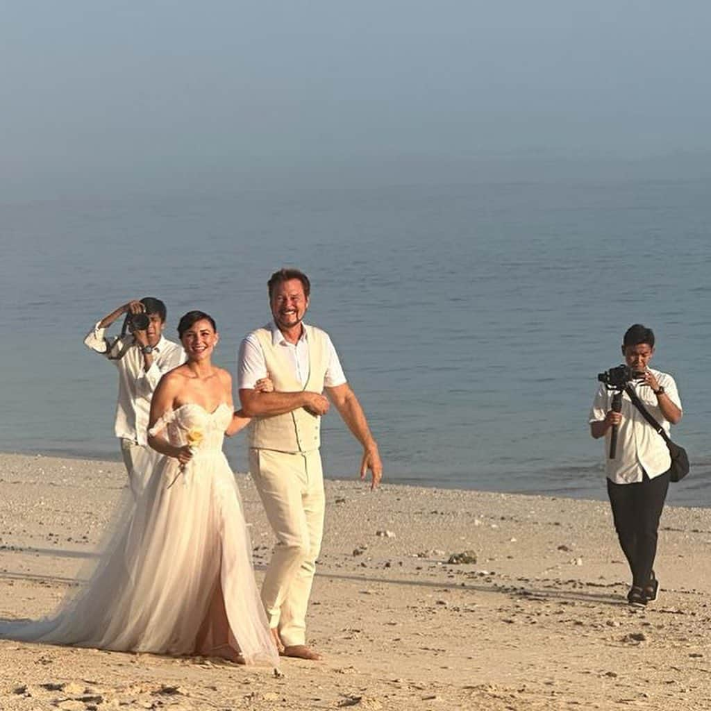 ブリアナ・エヴィガンさんのインスタグラム写真 - (ブリアナ・エヴィガンInstagram)「I’m not sure when I’ll get to the professional photos so I’ll start with these… wedding of a life time. I married my best friend, my soul mate, the love of my life. Walking down the beach with my father, my other best friend, to my man was something I just couldn’t ever have imagined. The week was an explosion of love, completely overwhelming and something I never wanted to end. I literally didn’t go to sleep the next day to try and keep it going 🤣. There’s somethings in life you can’t plan, and they turn out better than anything you could have ever expected. This was that, that special day most woman dream about. Two insanely crazy wild and loving families came together and the rest is history. I’m beyond grateful for everyone that traveled across the world, and for those not there, we missed you dearly and spoke of you often. Karma Kandara, proud to be an ambassador and do future work together. You all were a huge part of why the week was what it was. I thank you with every piece of me for making magic with us and making dreams come true. A special 200 joining forces, thank you for the new families and friends together we can do anything! Bali is where it all started for me 12 years ago, it’s now very clear how real it is that if you follow your dreams, the rest will come. Let go of the control, and trust. More to come… honeymoon time. ♥️」10月12日 12時08分 - brianaevigan