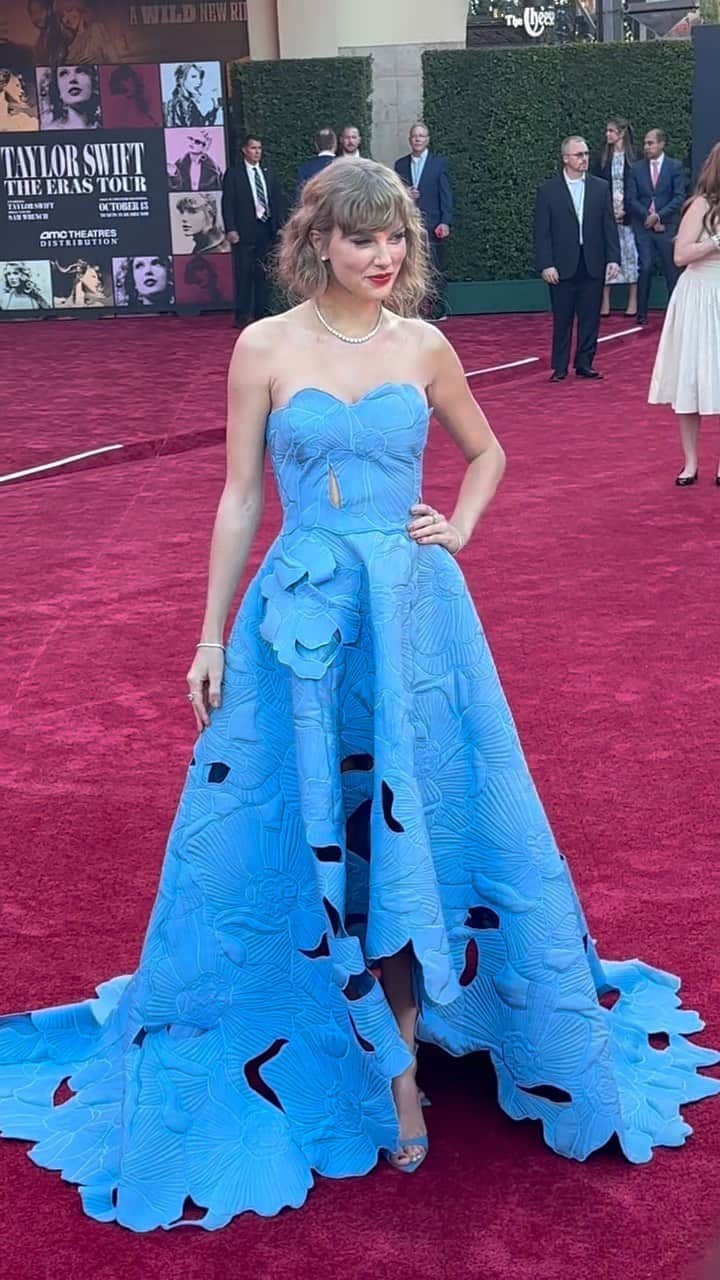 ハリウッド・リポーターのインスタグラム：「#TaylorSwift shows off her dress at #TSTheErasTourFilm world premiere」