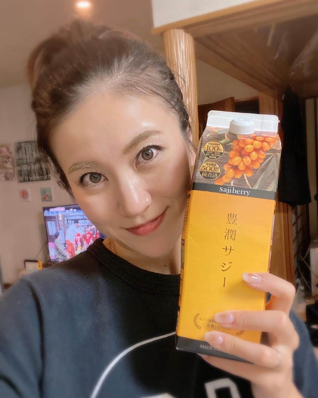 小川麻衣子さんのインスタグラム写真 - (小川麻衣子Instagram)「♪ . これまたオススメなものがあります！ 聞いたことあったり、見たことあったりする人多いかもしれないんですが、、豊潤サジー🍹 前々からねーずっと気になってて、授乳中なにかと鉄分不足でサプリメント飲み忘れたりがあって結構貧血気味だったりするんですよね💦 この豊潤サジー、友達とか親戚からもいいよって聞いてたからついに手に入れました✨✨ 鉄分やアミノ酸、ビタミンC、ビタミンEなどが入ってるからいいじゃないか！ということで飲んでみました😙 酸味があって濃厚で飲みやすい✨子供にもいいみたいなので嬉しいよね😊 旦那さんも愛飲してます😄 . そして出産してから気になり始めた酸化防止剤や保存料、着色料、香料も入ってないから安心✨✨ これからも飲み続けよー✨✨ . あと今日から3日間限定でキャンペーンやってるみたいだよ！ 2023年10月10日(火) 13:00 ～ 2023年10月12(木) 12:59 気になった方ちょっと見てみてね😙 . #豊潤サジー #鉄分 #アミノ酸 #ビタミンC #ビタミンE #子育てママ #産後ママ #PR」10月12日 12時14分 - maiko_ogawa