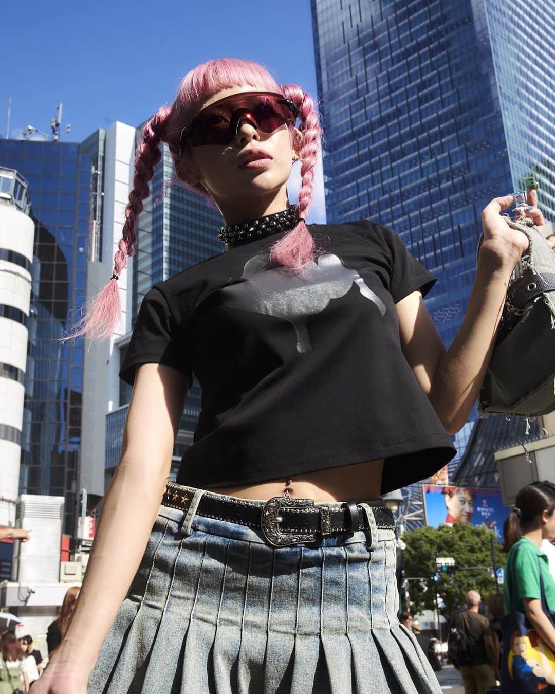 Droptokyoのインスタグラム：「KAMIYA／アーティスト  トップス／#fuguihua  シューズ／#esqape  バッグ／#pijomul  サングラス／ #oakley   #droptokyo #streetsnap #fashion #ストリートスナップ」