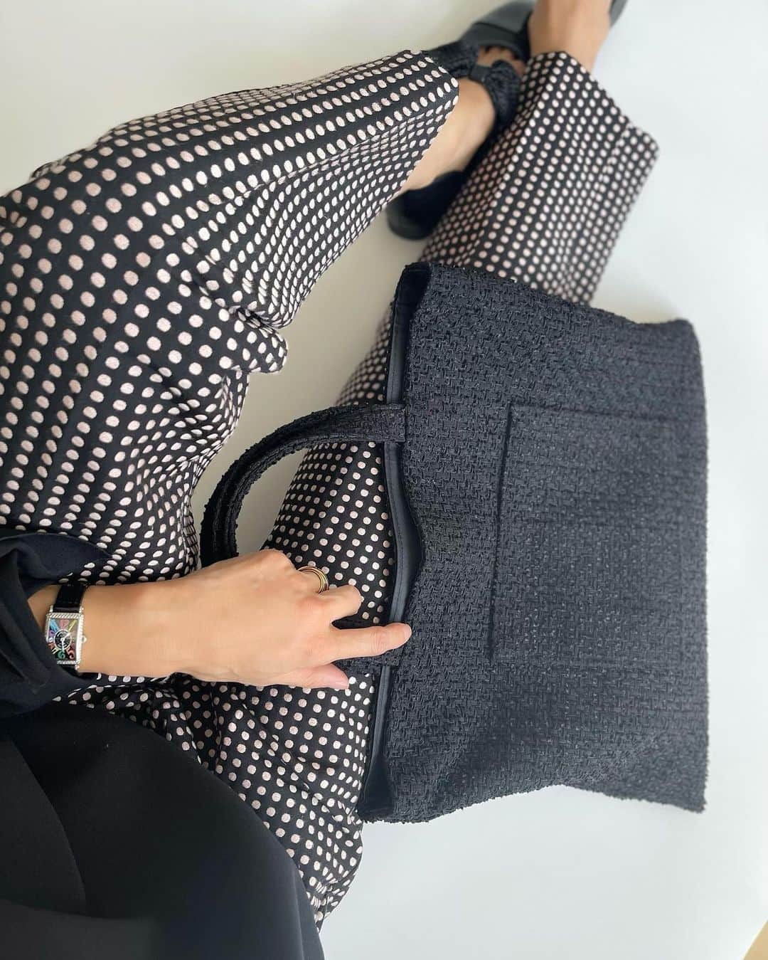 木本泉のインスタグラム：「- Tweedレッスンバッグ🖤  ほぼ毎日サブバッグとして持ち歩いているレッスンバッグ。 書類も入るし、しっかりした縫製なので型崩れもしないし、本当に使えます！  前ポケットが便利⭕️ 内ポケットもあるのですが、前ポケットばかり使ってます🤭  本日１７時〜発売です🩷」