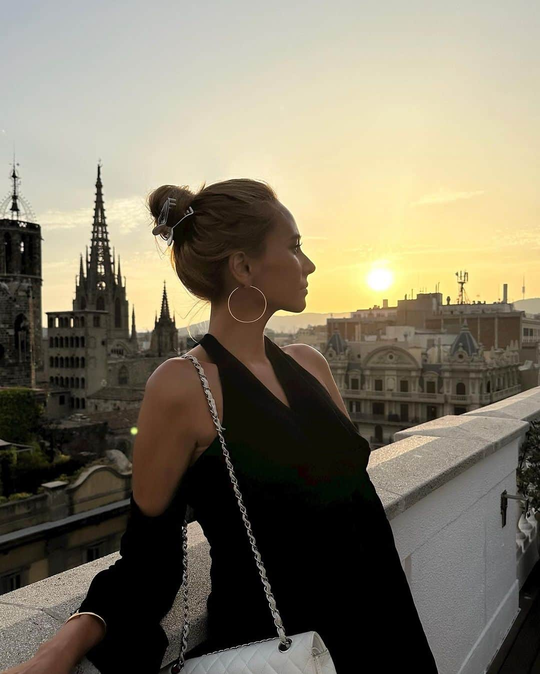 MALIAのインスタグラム：「Barcelonaの景色はいつも穏やかで好き♥️ 初めて空港に降り立った時に "ここすき"って思った場所の1つ📍✨ ⁡ わたしがいるタイミングに合わせて Canadaの高校時代からのお友達が NYから来てくれたので、Barcelona合流👯‍♀️🖤 ⁡ #Barcelona #bff #bestie #現地合流 #🇪🇸」