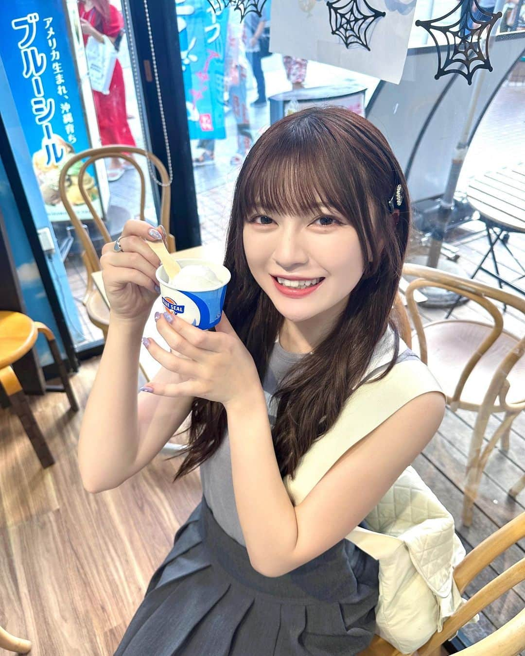 廣川奈々聖さんのインスタグラム写真 - (廣川奈々聖Instagram)「#国際通り 行ったときの(ᐡ_  ̫ กᐡ)🤍🍨  ⁡ ブルーシール、いつもフレーバー迷う 🥲  初めて沖縄田芋チーズケーキ味たべたけど これめちゃくちゃ美味しかったよ〜🥄♡ ⁡ ⁡ ⁡ ⁡ #沖縄観光 #ブルーシールアイス #国際通りグルメ #okinawatrip #okinawafood」10月12日 12時16分 - nanaseven7_u_u