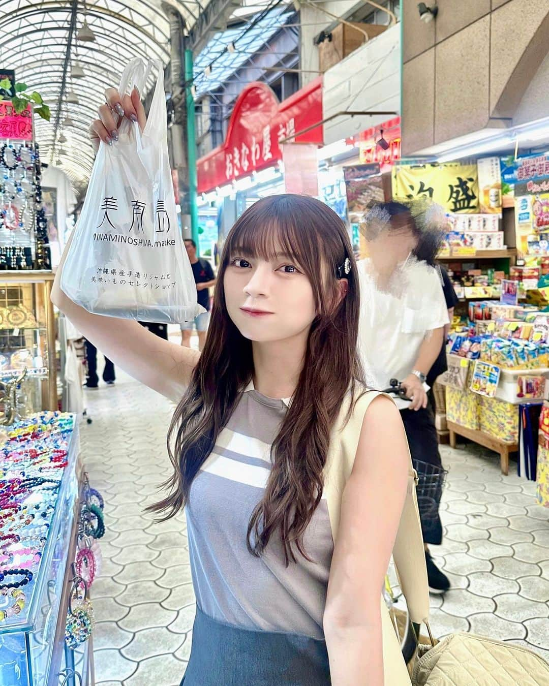 廣川奈々聖さんのインスタグラム写真 - (廣川奈々聖Instagram)「#国際通り 行ったときの(ᐡ_  ̫ กᐡ)🤍🍨  ⁡ ブルーシール、いつもフレーバー迷う 🥲  初めて沖縄田芋チーズケーキ味たべたけど これめちゃくちゃ美味しかったよ〜🥄♡ ⁡ ⁡ ⁡ ⁡ #沖縄観光 #ブルーシールアイス #国際通りグルメ #okinawatrip #okinawafood」10月12日 12時16分 - nanaseven7_u_u