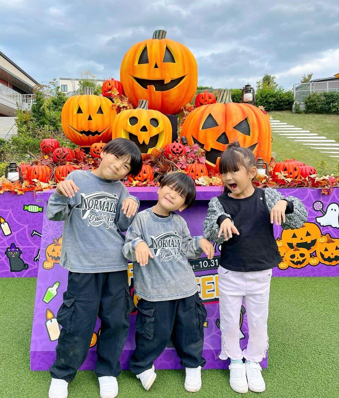 菊地あやかさんのインスタグラム写真 - (菊地あやかInstagram)「. どこ行ってもハロウィン仕様で可愛い😈🎃🍭💓 #3兄弟#キッズコーデ#リンクコーデ#子供服 #ペアマノンストリート#アプレレクール  #男の子コーデ#女の子コーデ#小学生コーデ #男の子ママ#女の子ママ#年子ママ#プチプラ」10月12日 12時20分 - ayaka_official06