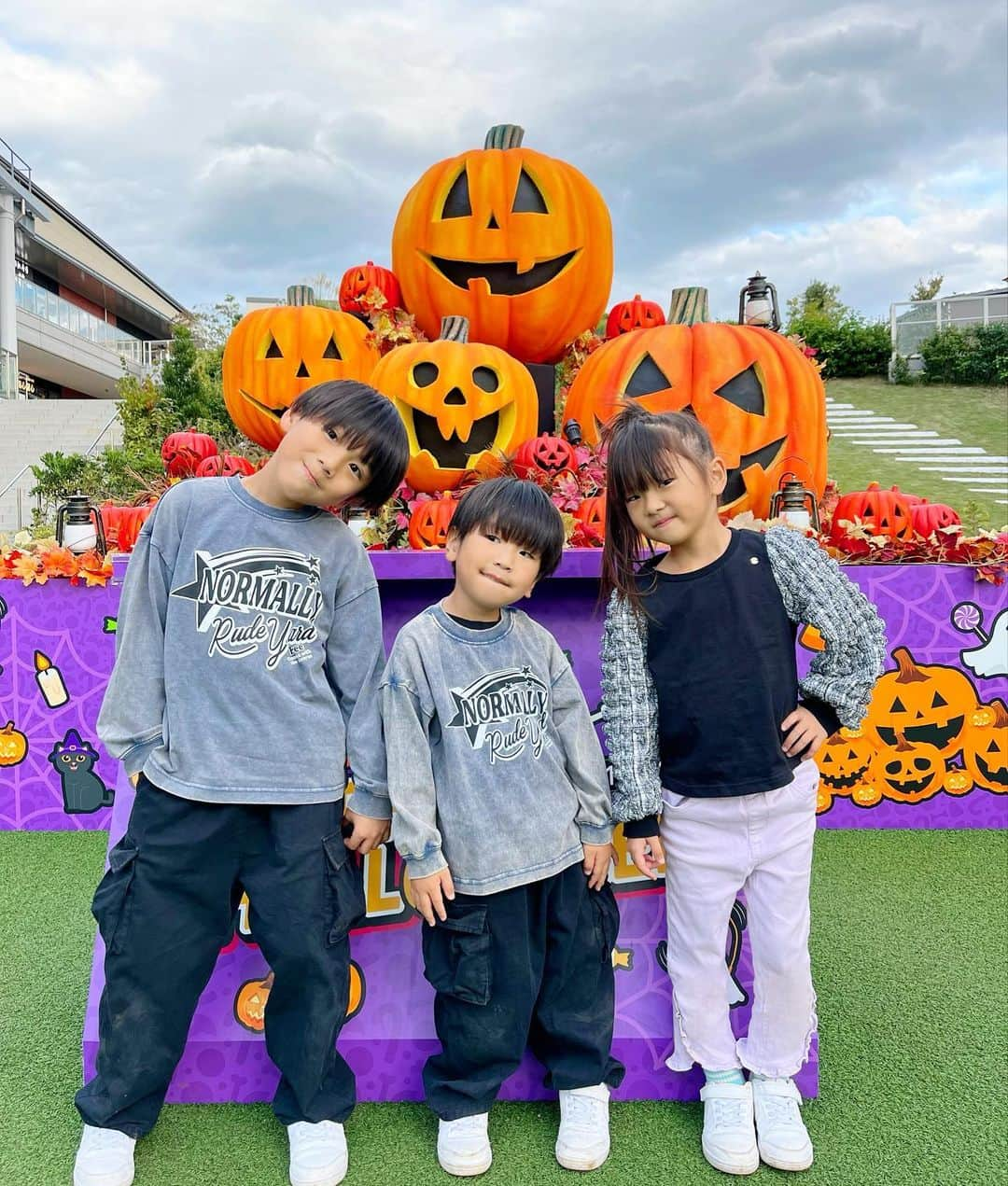 菊地あやかのインスタグラム：「. どこ行ってもハロウィン仕様で可愛い😈🎃🍭💓 #3兄弟#キッズコーデ#リンクコーデ#子供服 #ペアマノンストリート#アプレレクール  #男の子コーデ#女の子コーデ#小学生コーデ #男の子ママ#女の子ママ#年子ママ#プチプラ」