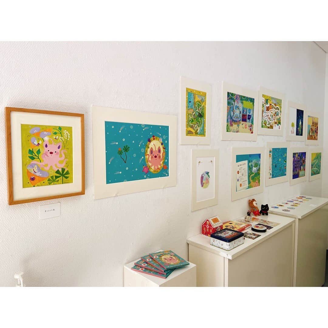 おおで ゆかこのインスタグラム：「大阪での個展がスタートしました！ 在廊日は13、14、20日です✨15日は休廊日ですのでお気をつけください。 最終日の20日までどうぞよろしくお願い致します✨  昨日は夜18時から搬入で家族が手伝ってくれて心強かったです💪」