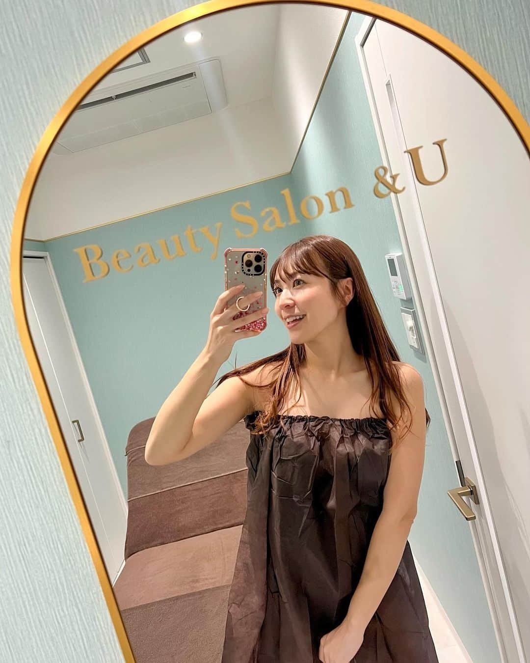 高沢奈苗のインスタグラム：「.  久しぶりのフェイシャルエステ💆‍♀️✨  季節の変わり目でお肌が乾燥してたので「肌質改善サロン、クリスティーナ　アンストレス」へ🤍｡:*  特に機械等は使わずにハンドでケア💆施術中は気持ちよくて夢の中へ…🕊️  ハーブピーリングは全然痛くなかったし、気になってた顎周りのお肌のごわつきが軽減された✨  パックもしっかりして、お肌に水分補給が入り、もちもち肌に🫶 更に顔色が明るくなった気がするよ🔆  私が行った施術は、肌質改善コース（¥16,500） ホームケアも大事だけど、たまにはプロの力を借りるのも良い😌 月一くらいでメンテナンス行きたいな★をオールバックにするので、いつも跡が残って前髪命の私はテンション下がるのだけど👳  ここはドライヤーとヘアアイロンも完備されていて有難い💓✨  .  .  #PR #渋谷エステ #肌質改善 #クリスティーナアンストレス #美肌ケア #女子力アップ #ビューティーサロン」