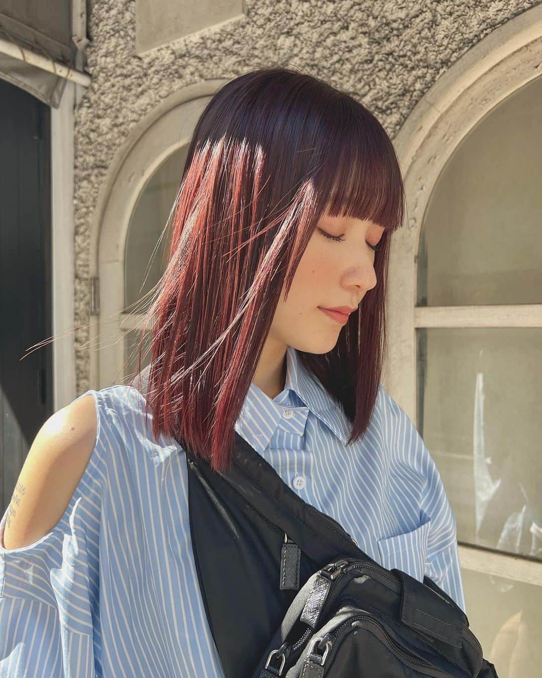 のインスタグラム：「フルバング✌︎ チェリーレッド＊  柔らかくほつれるヘア😌  ツヤのある 暗くても透明のある カラーならお任せください☺️  10月のご予約も まだまだお取りできます🙇🏻  ご質問などは コメントにてお問い合わせください！😌  #ケアカラー  #ヘアアレンジ  #ケアダブルカラー  #巻き方  #髪質改善カラー  #イルミナカラー  #ミルクティーベージュ #グレージュ  #ケアブリーチ  #ハイライトカラー  #ハイトーンカラー  #ブリーチ  #ダブルカラー   #インナーカラー  #オリーブアッシュ  #グラデーションカラー  #グレージュカラー  #ツヤトーン  #パーマ  #艶髪  #外国人風  #髪質改善トリートメント  #くびれヘア  #シースルーバング  #髪質改善  #ラベンダーグレージュ  #オリーブグレージュ  #トリートメント  #ヘアアクセサリー　#インナーハイライト」