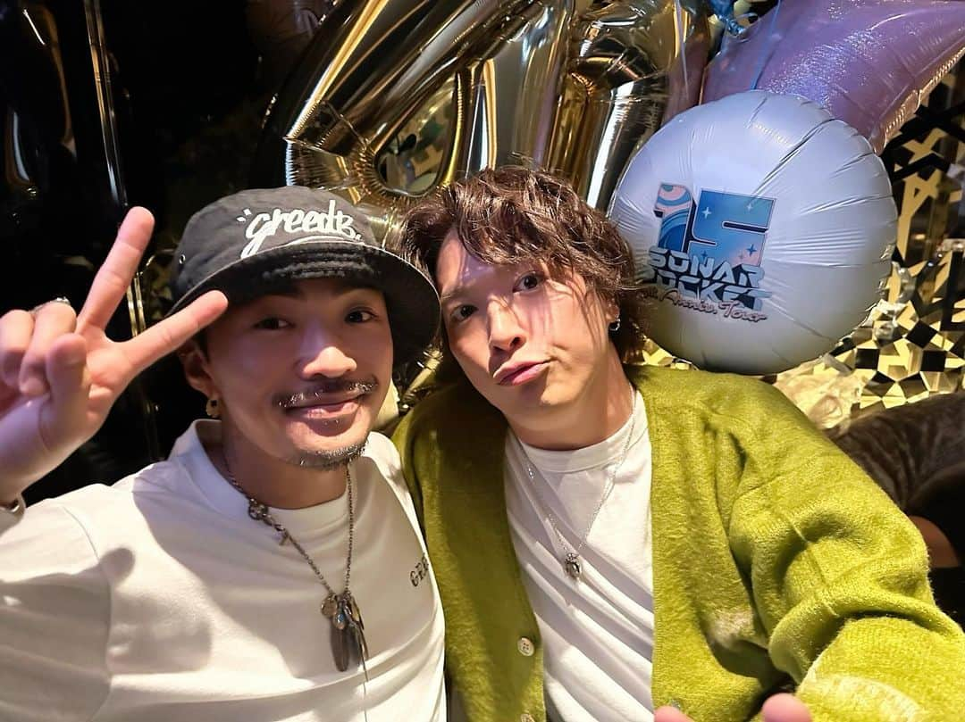 ko-daiのインスタグラム：「血の繋がらない弟🤝  誕生日祝ってくれたよ🎂  仲良くなって10周年。 すっかり大人になったなー😂  いつも、ありがとう。Love it!!!  ※龍友YouTubeやってるから、みんな見てねー！！  #sonarpocket  #ソナーポケット #ソナポケ #ko_dai #generations #ジェネ #数原龍友 #さいくぅー 兄弟」