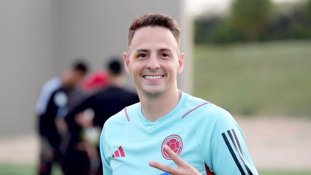 サンティアゴ・アリアスのインスタグラム：「Orgullo total!!! 🇨🇴⚔️⚽️ #todossomoscolombia」