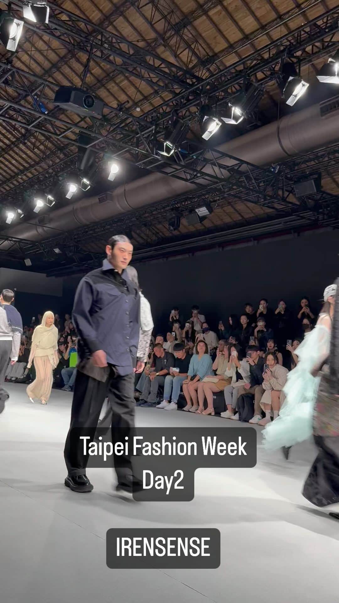 Apparel-web.comのインスタグラム：「台北ファッションウィーク2日目はIRENSENSEからスタート。 @tpe.fashionweek @irensense_official #taipeifashionweek #tpefw  #fashion #model #runway  #コレクション　#ファッション #fashion #model #runway  #fashionshow」