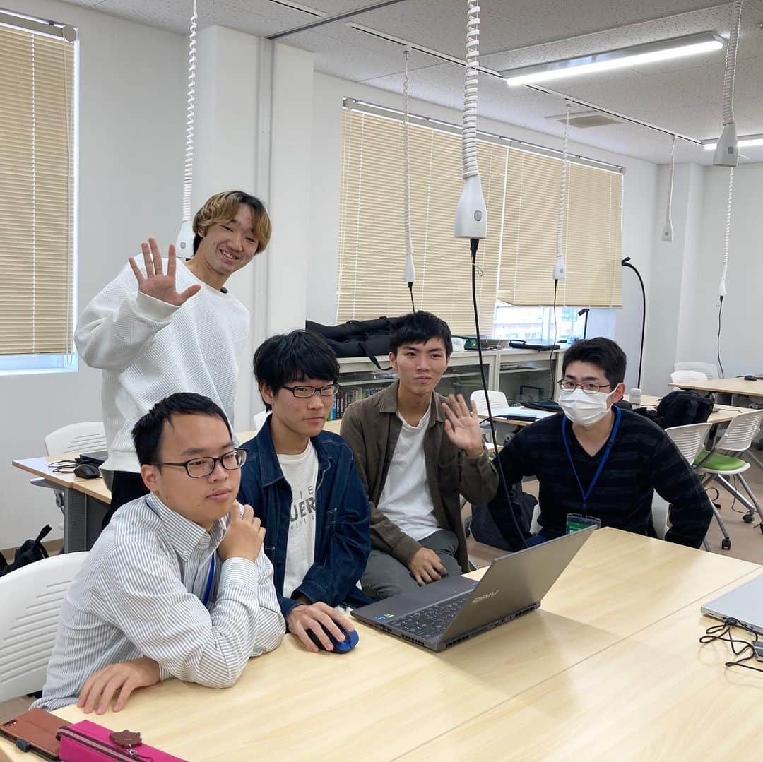 NCC新潟コンピュータ専門学校のインスタグラム：「【行事】大学園祭準備中🎉 カメラ目線と真剣モードの切り替えをお届け🤭 #新潟コンピュータ専門学校 #nsgカレッジリーグ #オープンキャンパス #進路研究 #専門学校　#新潟　#古町  #デザイン #映像 #3dcg #イラスト #ゲーム #web #システム #プログラマー #エンジニア #ai #ロボット #eスポーツ #nsg大学園祭」