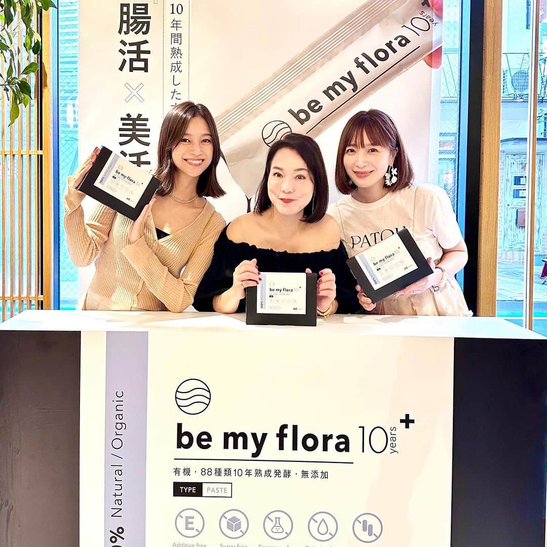 紺野ゆりのインスタグラム：「🌙 日頃から愛飲している【be my flora】の8年熟成酵素が、 10年熟成+にパワーアップしたそうで、あゆむと発表会にお邪魔してきました♡  とにかく使う素材全てにこだわっていて 酢酸菌が浮遊した土と、 抗酸化作用をもたらすシリカ水で育てた、86種類の野菜や果物を10年かけて発酵・熟成させてるんだって☺️  添加物や白砂糖、保存料フリーなので安心して取り入れられる🥹 今すごく酵素流行っているけど、添加物や白砂糖つかっているところが多いので、おすすめです✨  酵素は乳酸菌と一緒に摂ると効果がさらに上がるそうで、乳酸菌も加わっているそう☺️☺️  毎日続けてます☆  #bemyflora #ビーマイフローラ#酵素#乳酸菌」