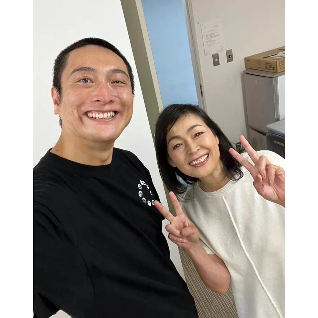 財前直見のインスタグラム：「🍙 俳優✴️のJPさんと同じスタジオでの撮影だったのでということで2人で📸✴️ 俳優✴️JPさんの出演するドラマは16日スタートとのこと うちの息子とどっちが上かな…笑 🍙 ちなみに、私が出演させていただいた「秘密のケンミンSHOW 極」は今日放送です！🤗 🍙 #俳優 #JP さん #トクメイ！ #秘密のケンミンSHOW 極 #大分 #伝説の購買パン #つるさき食品 #財前直見 #🍙」