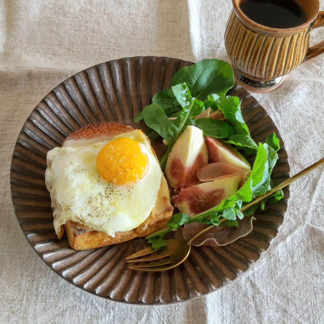 藤森夕子さんのインスタグラム写真 - (藤森夕子Instagram)「今日のお昼は、クロックマダム🍞  手捏ねして自分で焼いたイギリスパンを大好きな器でいただく至福の時  こういうの大切にしていきたいな(^^)  さ、午後も頑張れるぞー！  #ランチ #おうちカフェ#おうちごはん #ワンプレート #ワンプレートランチ #クロックマダム#イギリスパン#パン作り#手作りパン#手捏ねパン #しのぎ #深皿 #いちぢく #小澤基晴 　さん」10月12日 12時45分 - yukofujimori2525