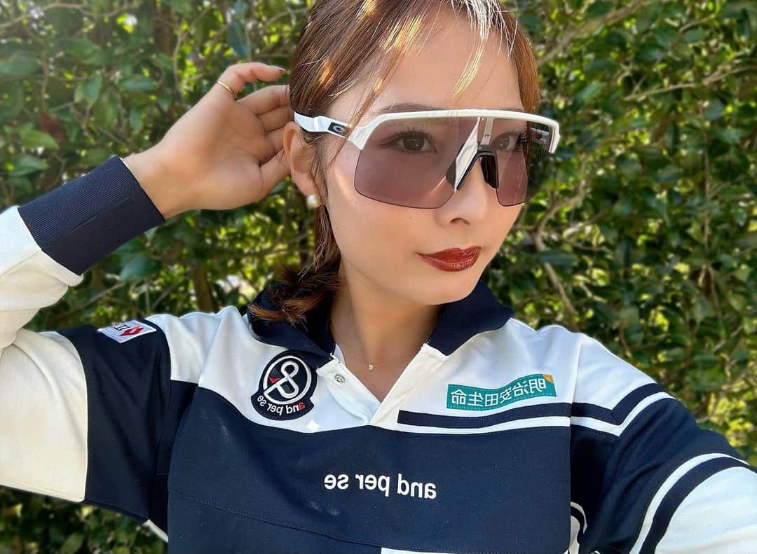 鶴岡果恋のインスタグラム：「.  New sunglasses   Sutro lite.🕶  天気によって 色が変化する調光レンズ最高です！  @oakleyjapan   @takeru_tsuchiya  いつもありがとうございます！  #一枚めとニ枚め色の違い #晴れと曇り  今週は富士通レディースがんばります。」