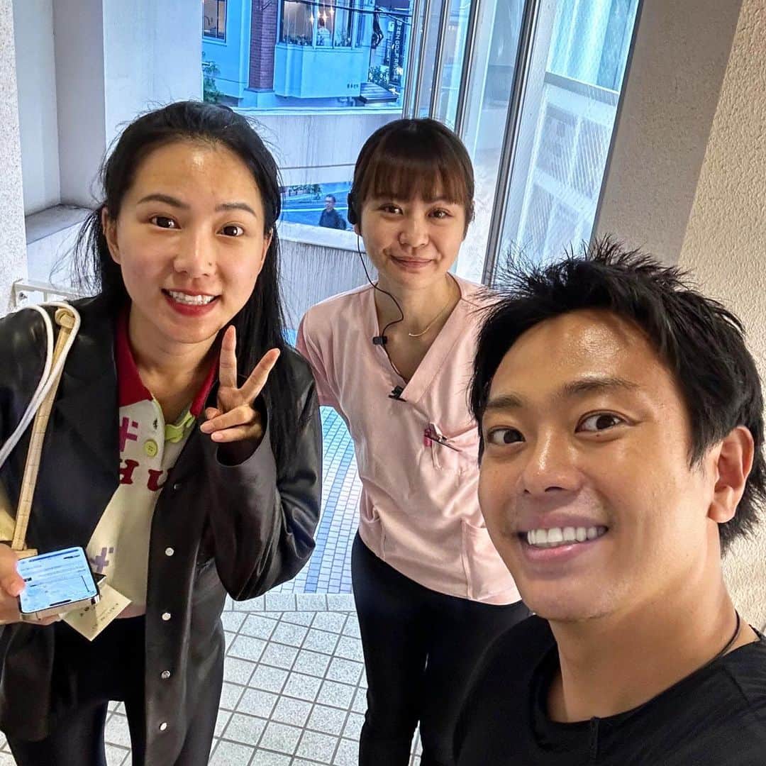 角森脩平さんのインスタグラム写真 - (角森脩平Instagram)「. カナダ🇨🇦からKADOMORIへ来られたお客様と🤗段々と海外でもKADOMORIの認知が広まってきた🤭海外に認知を広げた方法は...。 @kadomori_international  @akiko_kadomori  @kadomori_kogao  #KADOMORI#カドモリ#カドモリ先生 #日本の技術を世界へ#世界のKADOMORI #小顔矯正#小顔アカデミー#小顔サロン #エステサロン#鍼灸師募集#整体師募集#エステティシャン募集#チャクラ治療」10月12日 12時38分 - kadomori570731