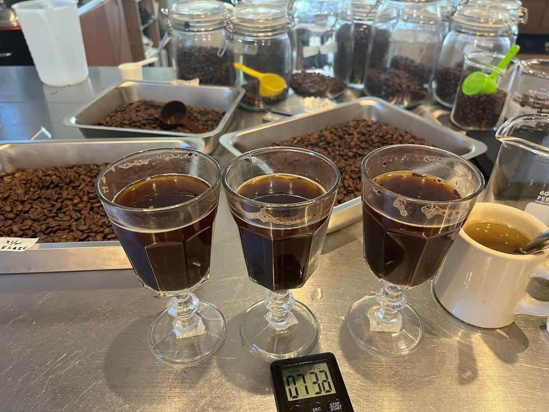 美濃隆章のインスタグラム：「今日焼いた豆のカッピング準備中！ #minocoffee  @mino_coffee_roaster」