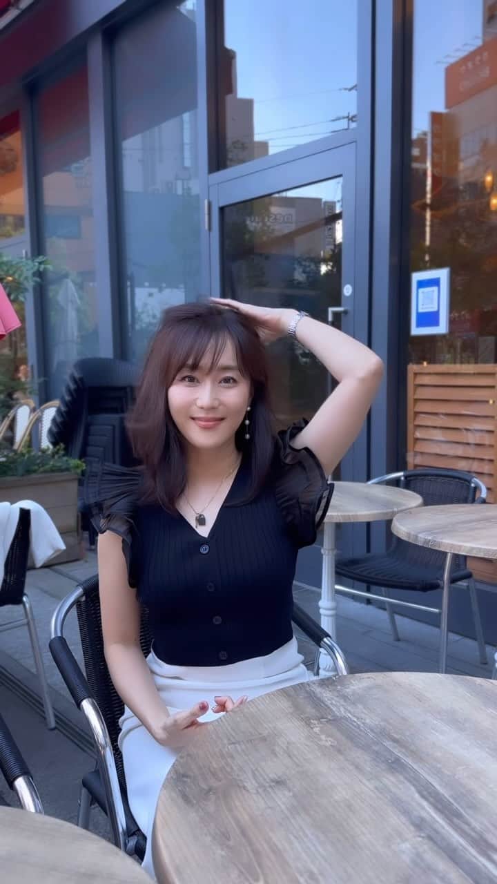 村上麻衣のインスタグラム：「昨日の朝、起きたら突然、ボブに飽きました。  髪の毛をロングにしたいです💇‍♀️  短くするとこれが困るんですよね。 ある朝突然、飽きる😂 そして飽きても、ロングにはなかなかできない。  こっから色々して、頑張って早く伸ばしていきます〜🤭  #日常 #秋になったので慌てて半袖の動画だす」