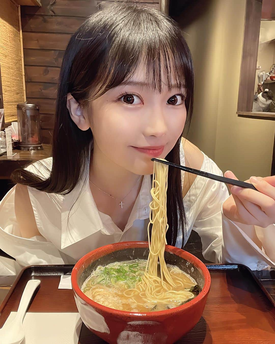 吉沢朱音さんのインスタグラム写真 - (吉沢朱音Instagram)「おはよう( •̀ •́ )୨🍜 ラーメンは力の源！！！ . 名古屋で食べた豚骨ラーメン美味しかった♡ 豚そばっていうらしいよ〜〜 . 今日もいちにち！！！ . . . #ラーメン #ラーメン女子 #名古屋ラーメン #豚そば #食いしん坊女子 #foodstagram」10月12日 12時47分 - nesomagic72