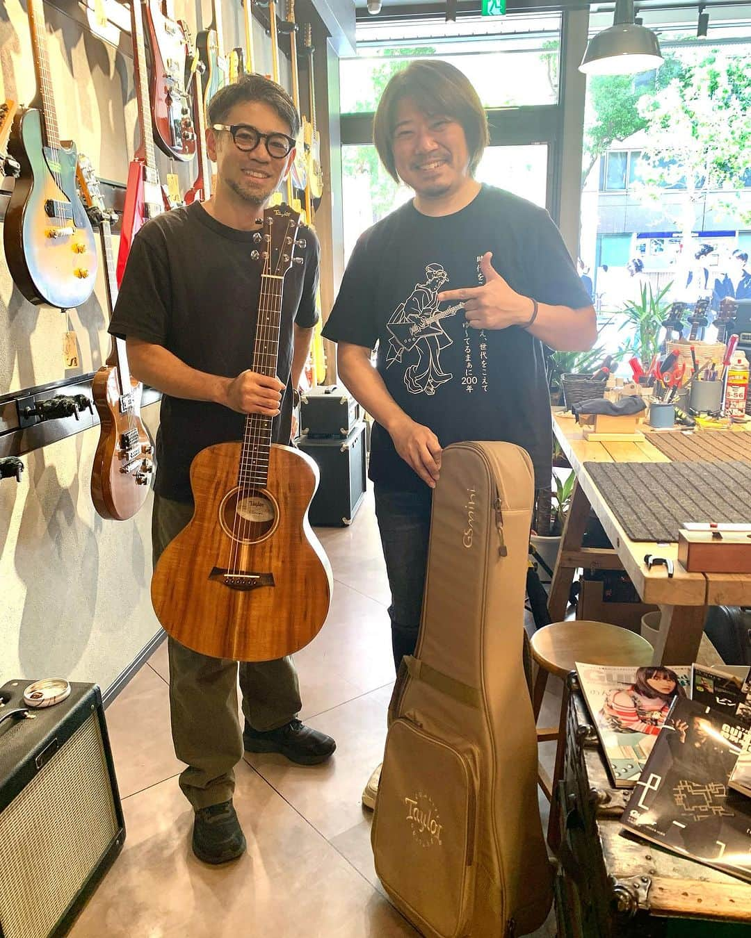 河口恭吾さんのインスタグラム写真 - (河口恭吾Instagram)「今日はお茶の水の三木楽器Smalls guitar shopさんへ  テイラーGS MINIの調整でお邪魔しました。  ギターを預けて二週間後にまた取りに行くと思っていたら、その場で調整して下さいました。  ネック調整とフレットの擦り合わせ、あとピエゾの調整も。  めちゃくちゃ良くなり、感動です。 以前YouTubeでもお世話になった三木楽器、上野さんにやって頂きました。  上野さんが東京来てくれて良かった！  ありがとうございました！ またお邪魔します。  #三木楽器 #三木楽器Smalls guitar shop #テイラーGSMINI  #テイラーギター  #お茶の水 #お茶の水ギター」10月12日 12時48分 - kawaguchikyogo