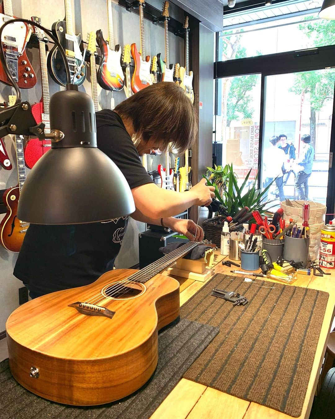 河口恭吾さんのインスタグラム写真 - (河口恭吾Instagram)「今日はお茶の水の三木楽器Smalls guitar shopさんへ  テイラーGS MINIの調整でお邪魔しました。  ギターを預けて二週間後にまた取りに行くと思っていたら、その場で調整して下さいました。  ネック調整とフレットの擦り合わせ、あとピエゾの調整も。  めちゃくちゃ良くなり、感動です。 以前YouTubeでもお世話になった三木楽器、上野さんにやって頂きました。  上野さんが東京来てくれて良かった！  ありがとうございました！ またお邪魔します。  #三木楽器 #三木楽器Smalls guitar shop #テイラーGSMINI  #テイラーギター  #お茶の水 #お茶の水ギター」10月12日 12時48分 - kawaguchikyogo