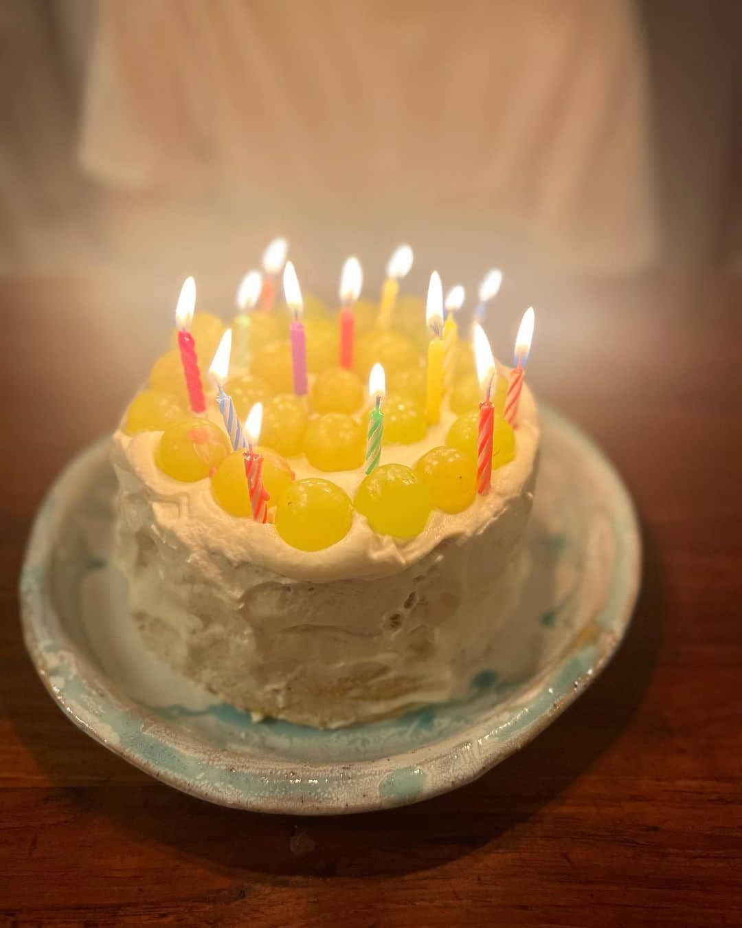 AYUMIさんのインスタグラム写真 - (AYUMIInstagram)「お誕生日ご飯は何が食べたいかな、 娘にリクエストをきくと…「肉っ！」と😆  ローストビーフはフライパンでサッと焼いてからオーブンにいれ150度の低温でじっくりと火入れ。食べる時にたっぷりと大根おろしをのせて、ポン酢でいただきます  鮭は玉ねぎときのこに醤油麹とバターをのせホイル焼きに。  バースデーケーキは米粉でケーキを焼いて シャインマスカットをのせました🎂  お兄ちゃんは塾で帰りが遅くなるので一緒にご飯は食べれずでしたが、ケーキは帰宅を待ってみんなで食べました✨  お誕生日おめでとう🌈 元気でありがとう🫶  #AYUMIご飯 #AYUMI陶芸 #バースデーケーキ #米粉のケーキ #ローストビーフ #低温でじっくり  #醤油麹 #発酵」10月12日 12時48分 - ayumiayunco