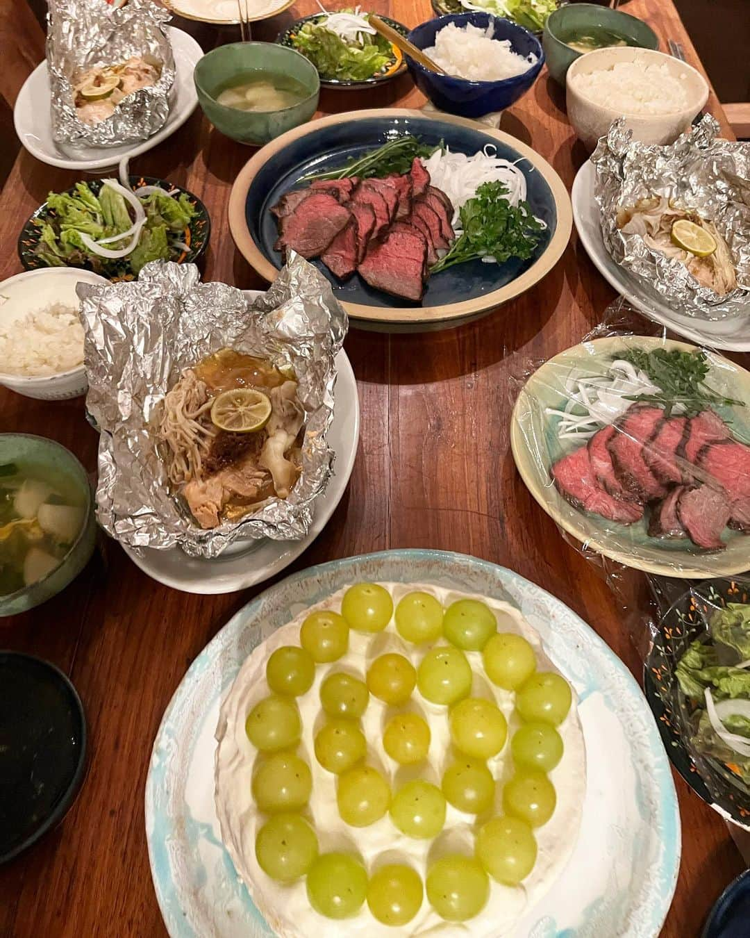 AYUMIのインスタグラム：「お誕生日ご飯は何が食べたいかな、 娘にリクエストをきくと…「肉っ！」と😆  ローストビーフはフライパンでサッと焼いてからオーブンにいれ150度の低温でじっくりと火入れ。食べる時にたっぷりと大根おろしをのせて、ポン酢でいただきます  鮭は玉ねぎときのこに醤油麹とバターをのせホイル焼きに。  バースデーケーキは米粉でケーキを焼いて シャインマスカットをのせました🎂  お兄ちゃんは塾で帰りが遅くなるので一緒にご飯は食べれずでしたが、ケーキは帰宅を待ってみんなで食べました✨  お誕生日おめでとう🌈 元気でありがとう🫶  #AYUMIご飯 #AYUMI陶芸 #バースデーケーキ #米粉のケーキ #ローストビーフ #低温でじっくり  #醤油麹 #発酵」