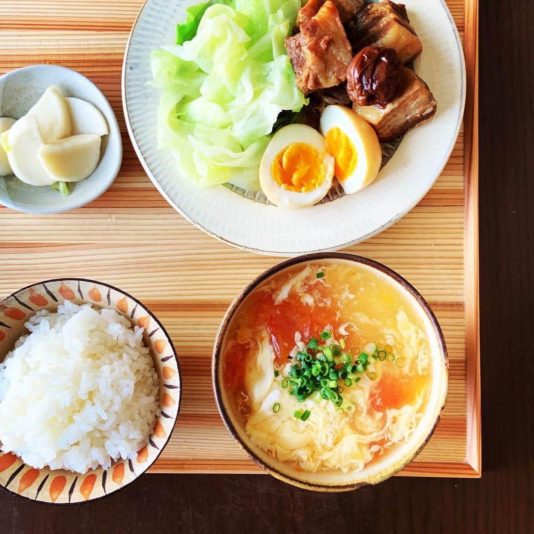 志摩有子のインスタグラム：「昨日の豚バラ肉の梅干し煮を定食仕立てに。 青菜が売り切れたので、キャベツを同じように油入りの塩茹でにして。 トマ玉スープとカブのレモン醤油漬けと。 ふぅ、お腹いっぱい。  #豚バラ肉の梅干し煮  #豚バラ肉の梅干し煮定食 #トマ玉スープ」