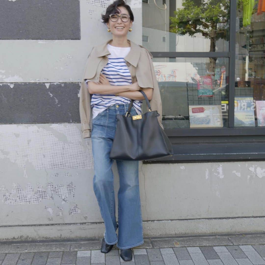 のインスタグラム：「今日は ボーダーと デニムスタイルで （mc sister出身の私 子供の頃からボーダー、デニムは めちゃ落ち着くアイテム🖤）  午前中の撮影は ピカピカで気持ち良い日差しを たのしみながら  素敵なチームで 爽やかな撮影時間でした🙏  なぜか ★野マネージャーが  カメラマン @hiepitasuki  宮下昌生さんを 証明写真のようなアングルで 撮影したデータがで出来た🙏 宮下さん、お付き合いありがとうございます。✨✨✨🤣 そして いつも素敵な写真をありがとうございます♪  ヘアメイク @mifune2014 美舟さんと　　  スタイリスト　 stylist_yutaka  朝倉豊さんと メイクルールでは ワイのワイの🎵 楽しいひととき🙏💃💃💃  幸せな木曜日の午前に感謝  Bag @fendi   ボーダー  仲良しのマサキマツシマ氏が 手掛ける　T-mat Masaki-Paris  短めトレンチは @rokhofficial   ブーツは @pierrehardy   #私服 #makiswardrobe」