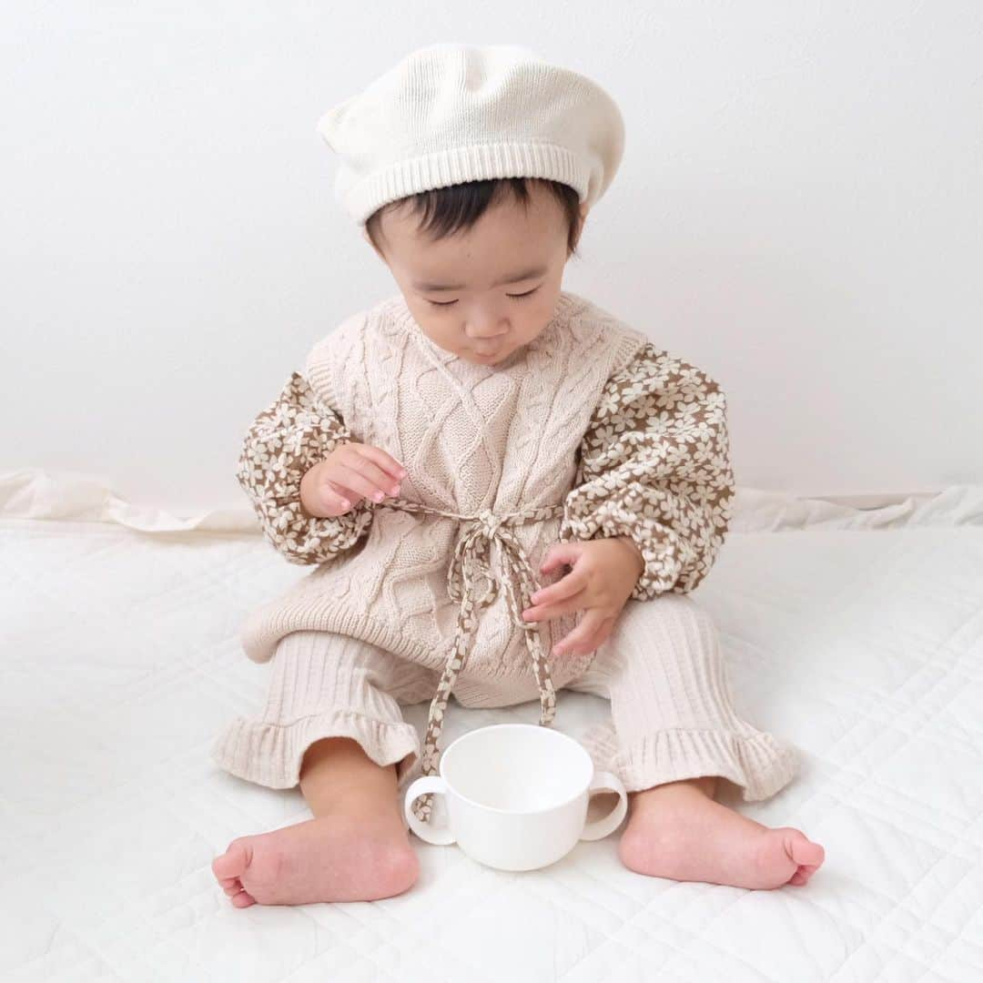 筒井萌子のインスタグラム：「*  　最近のほたて👶🏻秋服🍂 　韓国こども服が多め𖦊 　涼しくなってきて秋冬服が楽しい⁂ 　最後の笑顔がたまら〜んෆ  .  　┈┈┈┈┈┈┈ ❁ ❁ ❁ ┈┈┈┈┈┈┈┈  　#ベビモ #ベビモに載りたい #冬春ファッションSNAP 　#プレママ #出産準備 #生後3ヶ月 #両親学級　 　#プレママ教室 #baby #令和4年ベビー　 　#第一子 #秋生まれベビー #9月生まれ 　#育児日記 #子育て日記 #令和4年ベビー　 　#出産準備 #出産祝い #親子モデル #赤ちゃんモデル 　#ニューボーンフォト #newbornphotography  　#お食い初め #生後100日 #女の子ベビー 　#離乳食 #離乳食準備 #離乳食準備グッズ 　 #1歳女の子 #1歳女の子コーデ #秋コーデ」