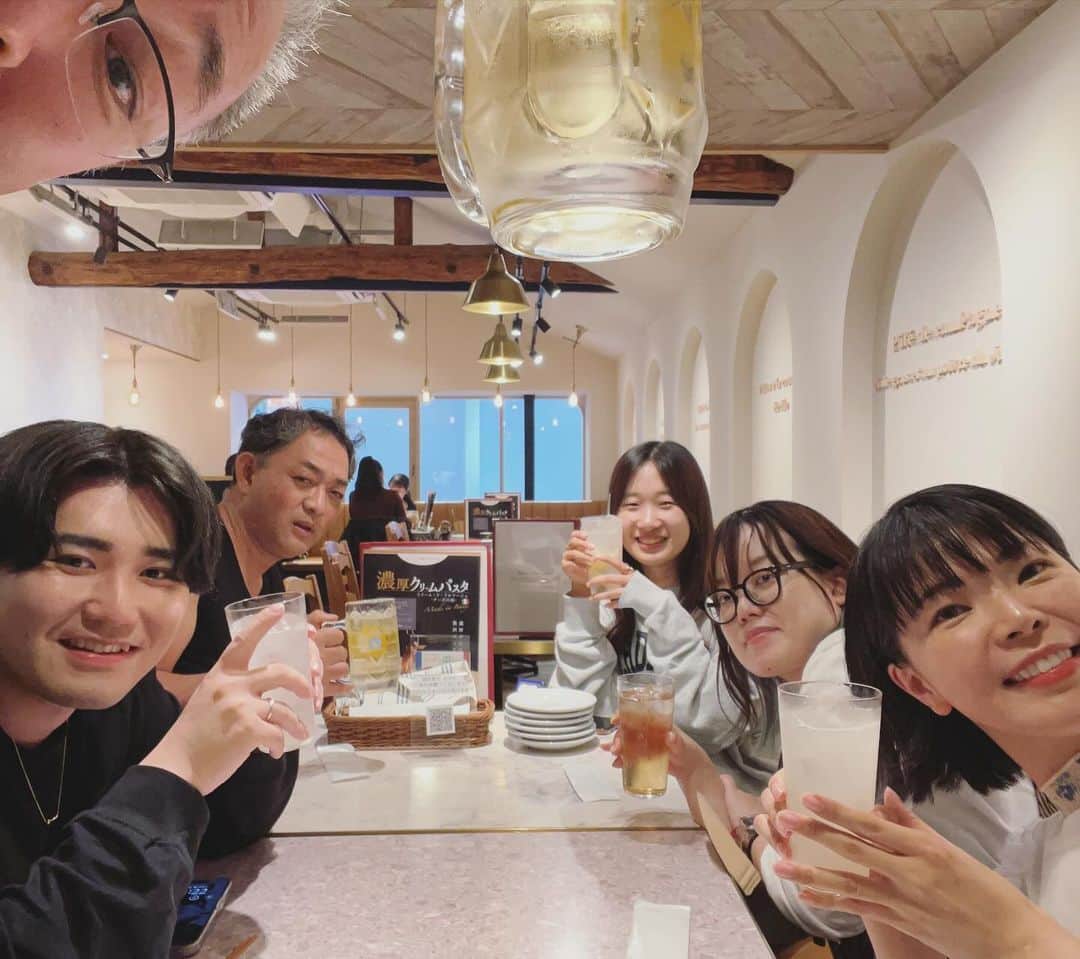 彩羽真矢さんのインスタグラム写真 - (彩羽真矢Instagram)「先日、チマタのハテナ中継チームの皆さん+作家の櫻井さんが、私が大阪のお仕事をお休みさせていただいて東京へ行くということで、壮行会を開いてくれました😭❤️❤️❤️  カラオケ歌って、山盛りのポテト食べて、最後はサライで盛り上がり🤣  2次会もちょこっと食べて飲んでゆっくり話して😊  たわいのない話でお腹抱えて大爆笑し続けて、本当に楽しくて幸せな時間でした🤣🤣🤣  こんなに優しくて温かい素敵な人たちとお仕事させていただけて、感謝しかないです🥲🌟  たくさん激励してもらったので、東京頑張ってきまーす😆💪  #チマタのハテナ #eo光チャンネル」10月12日 13時03分 - chami_444