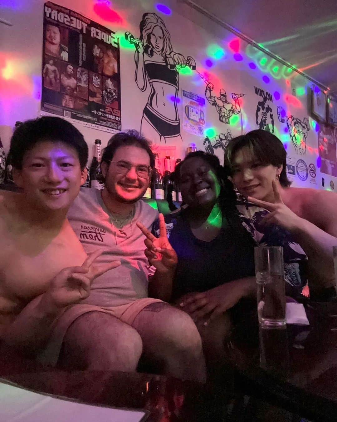 北新地 マッスルバーのインスタグラム：「昨日も沢山のお客様のご来店誠にありがとうございマッスル💪 ・ 一昨日来られたアメリカ🇺🇸からの留学生のお2人と🤤🤤 こんな感じで男女2人で来られるお客様も多いです🥺✨ 周りに筋肉好きな女友達がいない方は男友達を誘ってぜひ🫡🌈 ・ では、本日も19時よりお待ちしておりマッスル💪♫  ーーーーーーーーーーーーーーーーーーーーー  北新地マッスルバー 大阪市北区堂島浜1-3-22 堂島タウン2F Tel:06-6344-8878  仙台支店 仙台マッスルバー 宮城県仙台市青葉区国分町2-5-17 車屋ビル4F ☎︎08023592607 @sendaimusclebar   #マッスルバー #fyp #fypシ #コンセプトバー #コンセプトカフェ #大阪 #大阪観光 #osaka #muscle #musclebar #촣아 #相互フォロー #おすすめ #おすすめにのりたい #在地人推薦 #減肥 #景點 #網美景點 #旅遊 #맞팔#팔로우 #좋아요반사 #일본  #ユニバ #テーマパーク#筋肉」