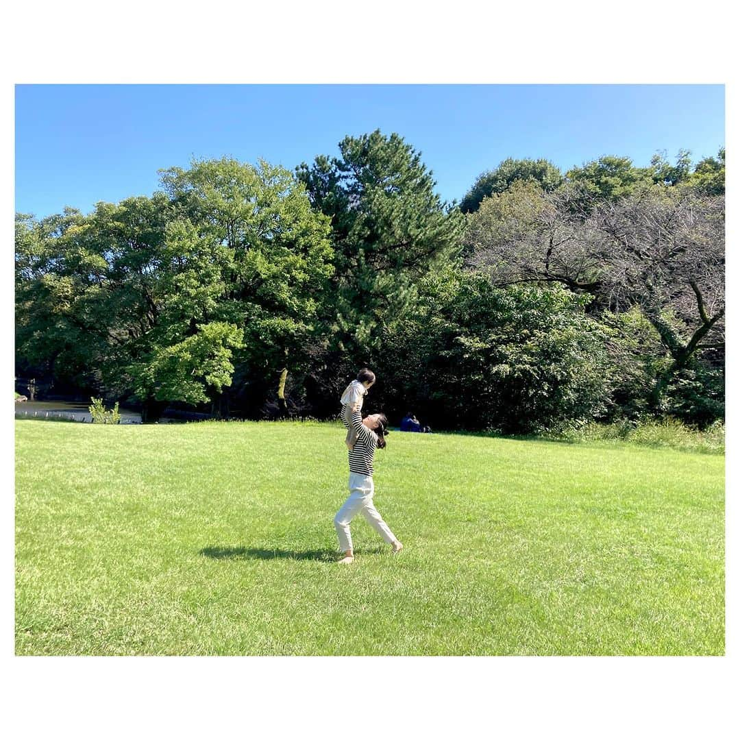 キタキマユさんのインスタグラム写真 - (キタキマユInstagram)「久しぶりに、特別で大好きな場所に、息子くんを連れて、週末にピクニックに行ってきました🌈✨  3年前まで、長いこと代々木付近に住んでいたのですが…🏠 当時の氏神様が明治神宮で、とてもよく参拝に行っておりました⛩️✨  参拝の帰りに、隣に隣接している穴場中の穴場とも言えるこちらの庭園に寄って、寝転んで本を読んだり、サンドイッチを食べたりするのがとても好きで☀️✨  名前が分からないので、いつも勝手に「代々木のセントランパーク」と呼んでいます☺️💕（笑）  ここは明治神宮の敷地内で、芝生のお手入れがしっかりされているので、 転んでも痛くないふっかふかの芝生の上を、みんなで裸足で駆け回ってきました🥰💖  なんだったら、1人太陽礼拝もしたりしつつ🤲💕（笑）  大人になって裸足で走る機会なんてなかなか無いので、ダッシュしたい衝動に駆られて走りだすと、 とても楽しそうに、息子くんが後からついて来ました😂💕（笑） パパには、走りのフォームがとても綺麗！と、褒めてもらいつつ😂✨（こう見えて、短距離走がだいぶ早かったです🏃‍♀️💓笑）  私の方が、息子以上に楽しんでいたかもしれません😂🌸✨  神宮を参拝する頃には、息子くんは爆睡😴💖（笑） 縁起の良い日だったのか、 何組もの結婚式の参列が、本殿と神楽殿とを行きしていました🌸✨  息子共々、たくさん羽を伸ばさせて頂き、本当にありがとうございました🤲✨✨✨  またみんなで、ゆっくりお邪魔させて頂きます⛩️💓  #明治神宮 #北参道 #穴場スポット  #芝生が気持ちいい 🌸✨ #裸足で  #代々木のセントラルパーク #大好きな場所 #追いかけっこ ☀️✨ #近くで寝転んでたおじさんに「元気ですねー！😆」って言われた😱💕 #しかも息子にではなく母に対して言っていた😂✨ #白無垢はやっぱり素敵  #ありがとうございました 💖 #またお邪魔させて頂きます ⛩️✨ #meijijingu  #beautifulplace  #suchawonderfulplace  #kitakimayu #キタキマユ」10月12日 12時58分 - kitakimayu_official