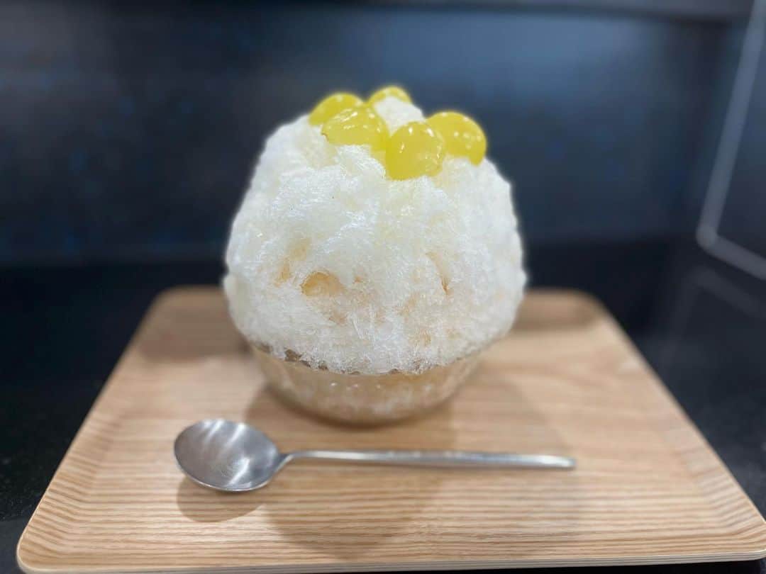 原田麻子のインスタグラム：「ゴールデンシャインマスカット  あまーいゴールデンシャインマスカットとアールグレイの組み合わせ。 間違いない！  美味しかったぁ  #かき氷#かき氷🍧#おやつ#ごはん#sweets#shaveice#東京かき氷」