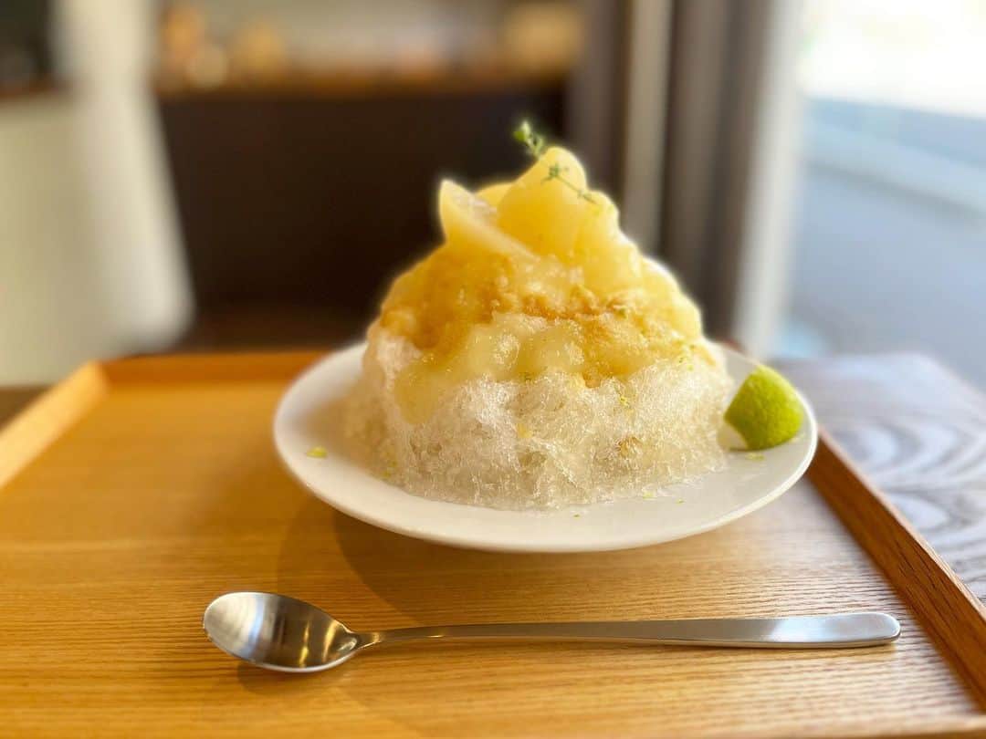 原田麻子のインスタグラム：「ジンジャーポワール  洋梨のコンポートが絶妙な火入れ加減で美味しい〜すこしシャキッと感が残ってるの。  生姜もたっぷりで嬉しい❤️ そこにきゅっとライムをしぼって。  #かき氷#かき氷🍧#おやつ#ごはん#sweets#shaveice#東京かき氷」
