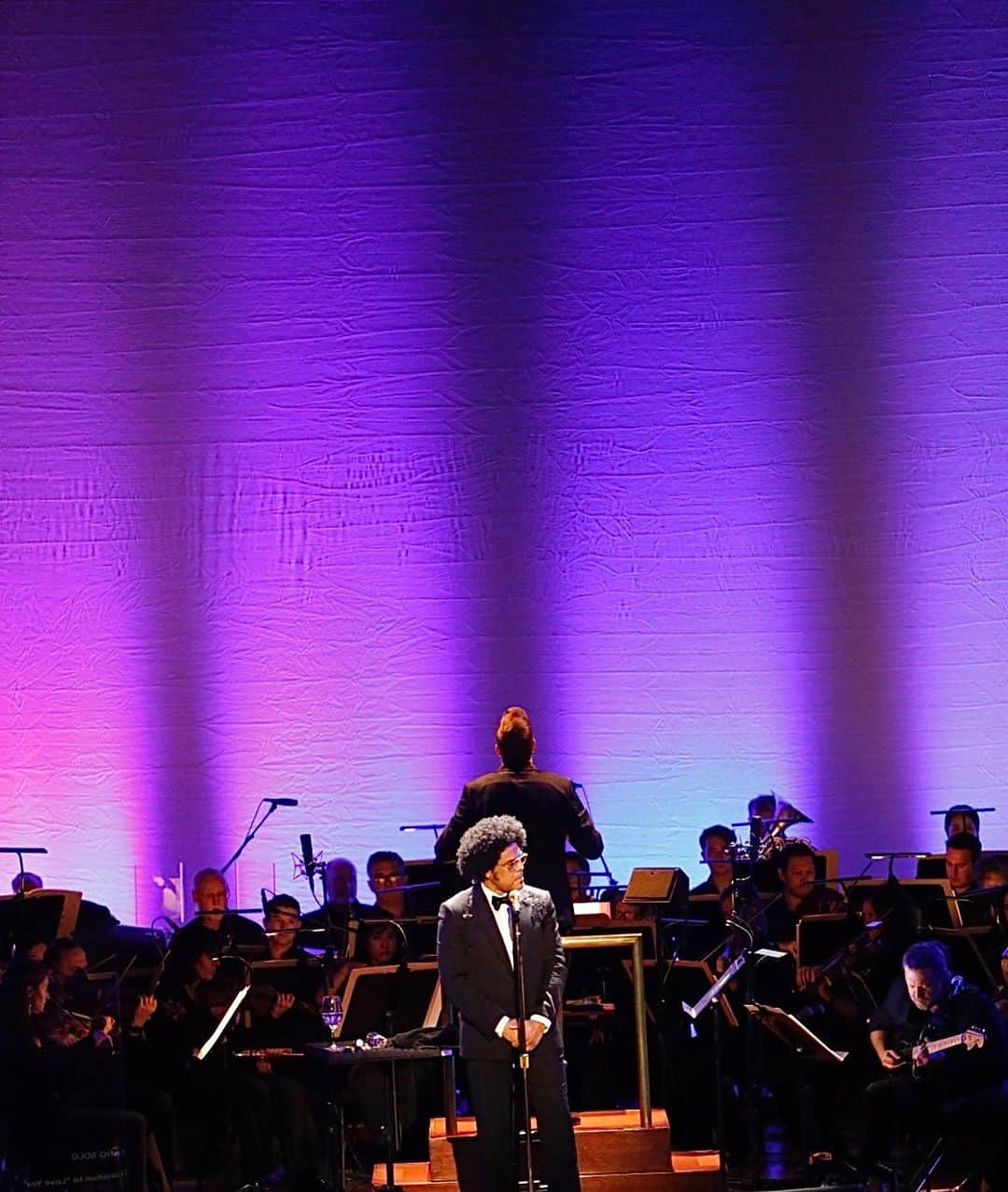 マックスウェルのインスタグラム：「thank you to all for a record breaking 4 nights at the @kennedycenter • w/ the @natsymphonydc conducted by @stevenreineke 📵」