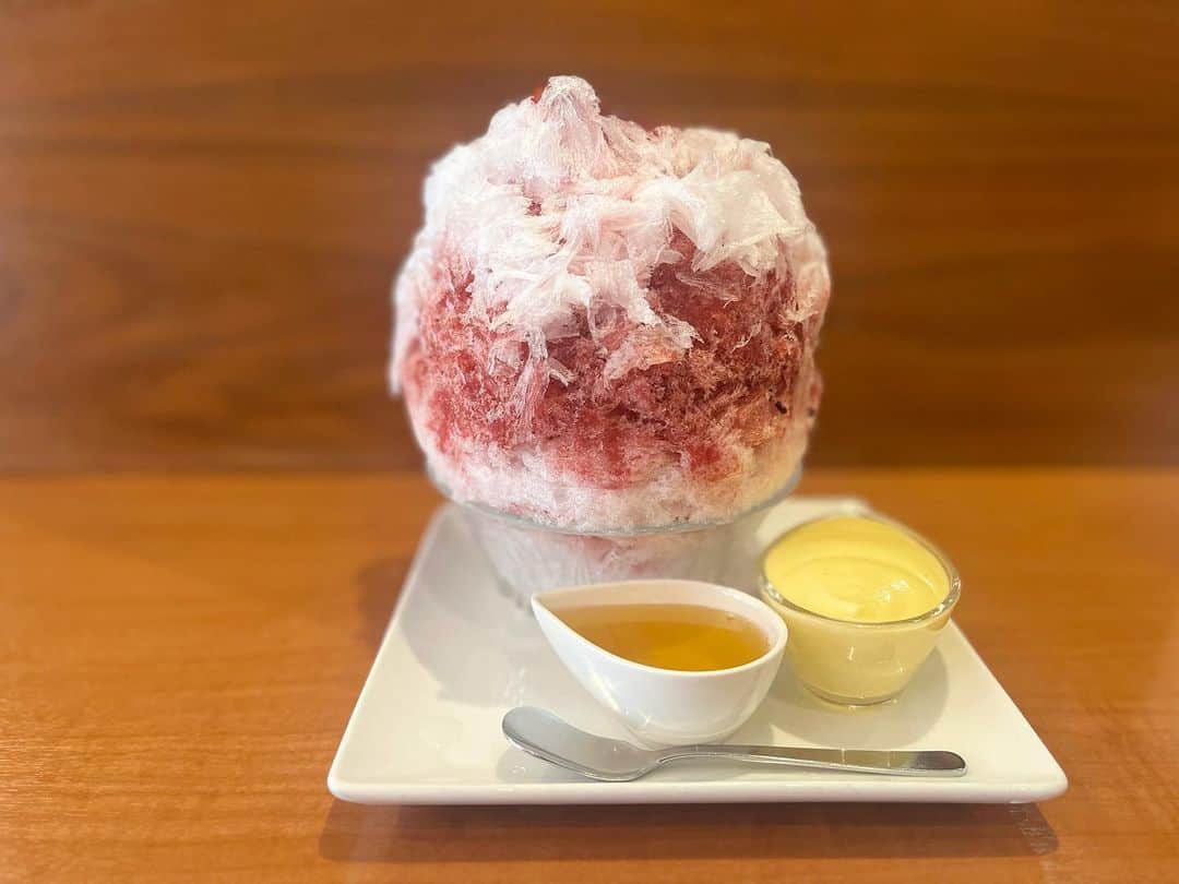 原田麻子のインスタグラム：「ハイビスカスハニー  もう直ぐ終わり。 ハイビスカスティーもそうだけど赤い紅茶って好き。 さらっとしたはちみつシロップをまわしかけるとさらにコクが加わって美味！！  #かき氷#かき氷🍧#おやつ#ごはん#sweets#shaveice#東京かき氷」