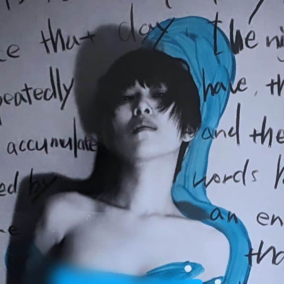 のインスタグラム：「明日から！個展は3日間です🔷  🔥SAKI OTSUKA「I am here」出版記念展🔥  2023/10/13.14.15 時間:13日12時〜19時/14日13時〜19時/15日13時〜18時 場所:渋谷 リアムギャラリー」