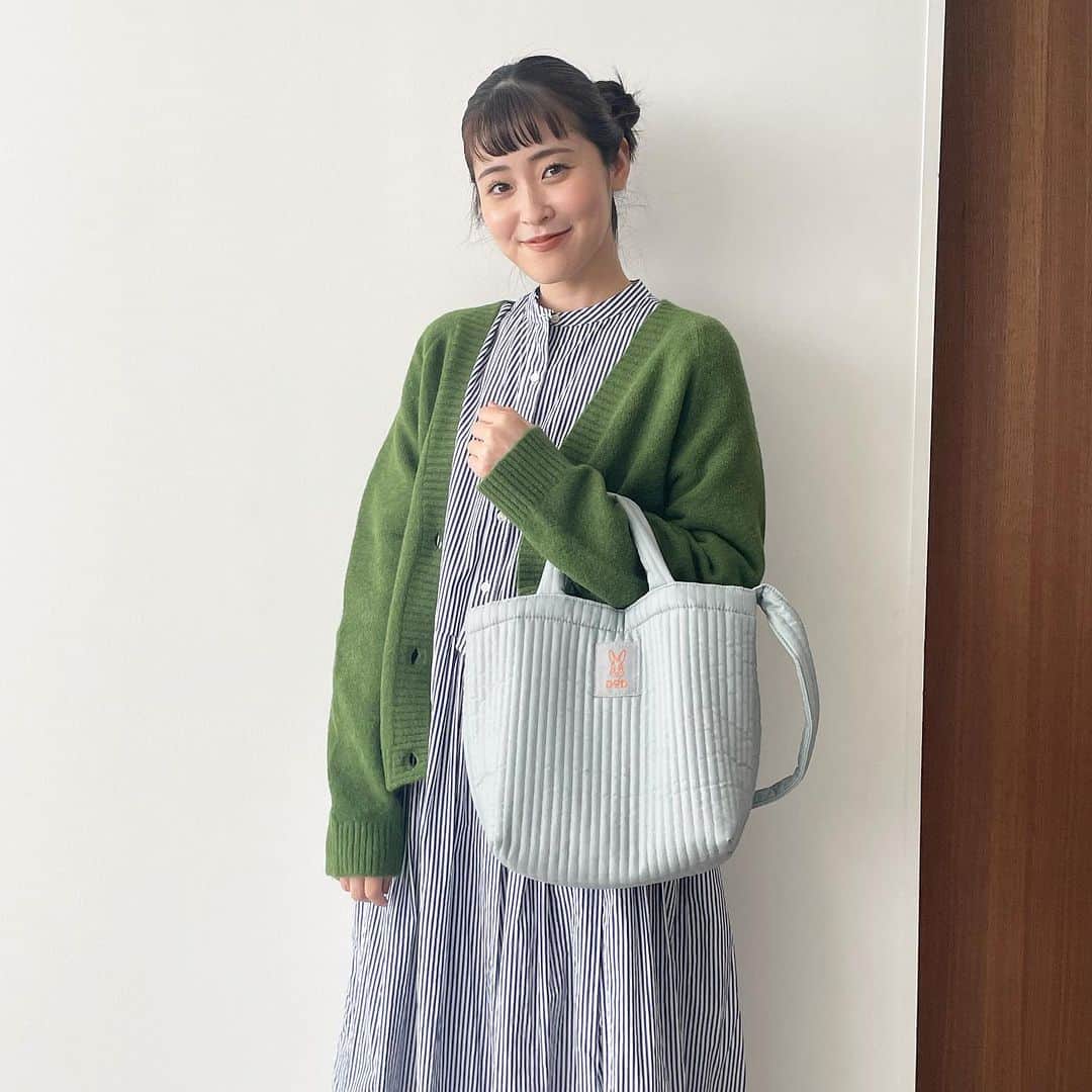 のインスタグラム：「今日はゆべしさんと次号のタイアップの撮影でした〜 私服でかわいいグリーンのカーディガンを着ていて、発売中のリンネル11月号の付録DODの軽ふわキルティングバッグがとても似合うので一緒に📸撮らせてもらいました。 手提げとしても、斜めがけとしても使えて、お出かけにとっても便利👆過ごしやすい季節なのでアウトドアにもぜひ連れてってほしいバッグです。 #リンネル　#リンネル11月号  #dodとリンネル  #dod #軽ふわキルティングバッグ」