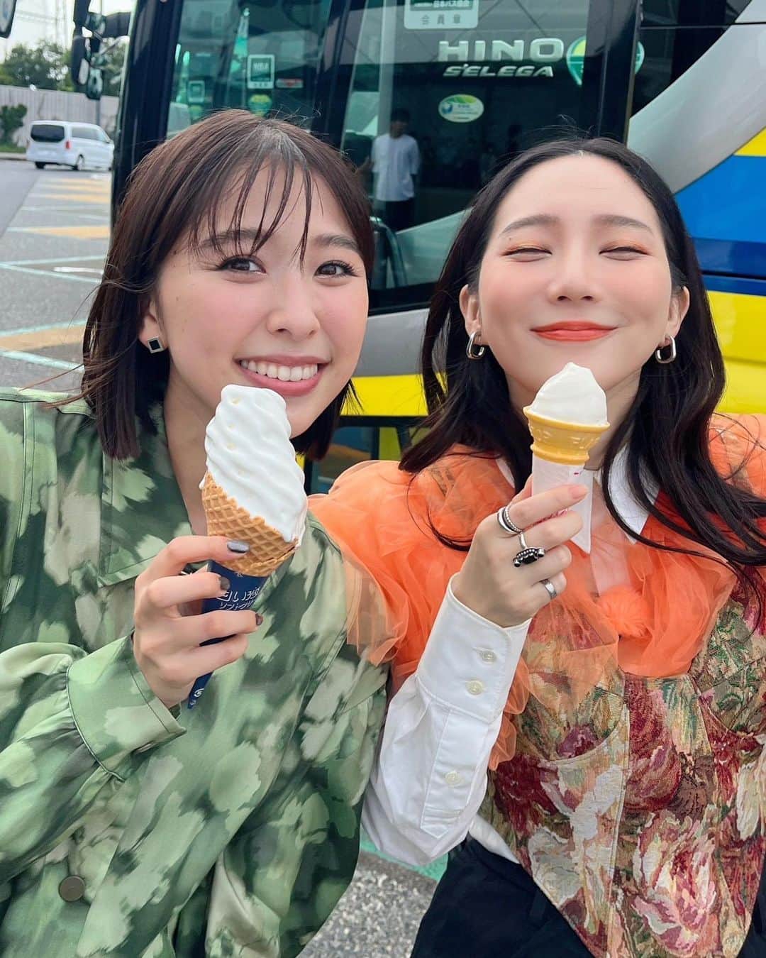 玉井詩織のインスタグラム：「💛🧡 同じ6月4日生まれのウイカさん！ ロケの途中のSAで一緒にアイスとメロンパンを食べました☺️🍦 いつも優しいお姉さん🫶  #週刊ナイナイミュージック」