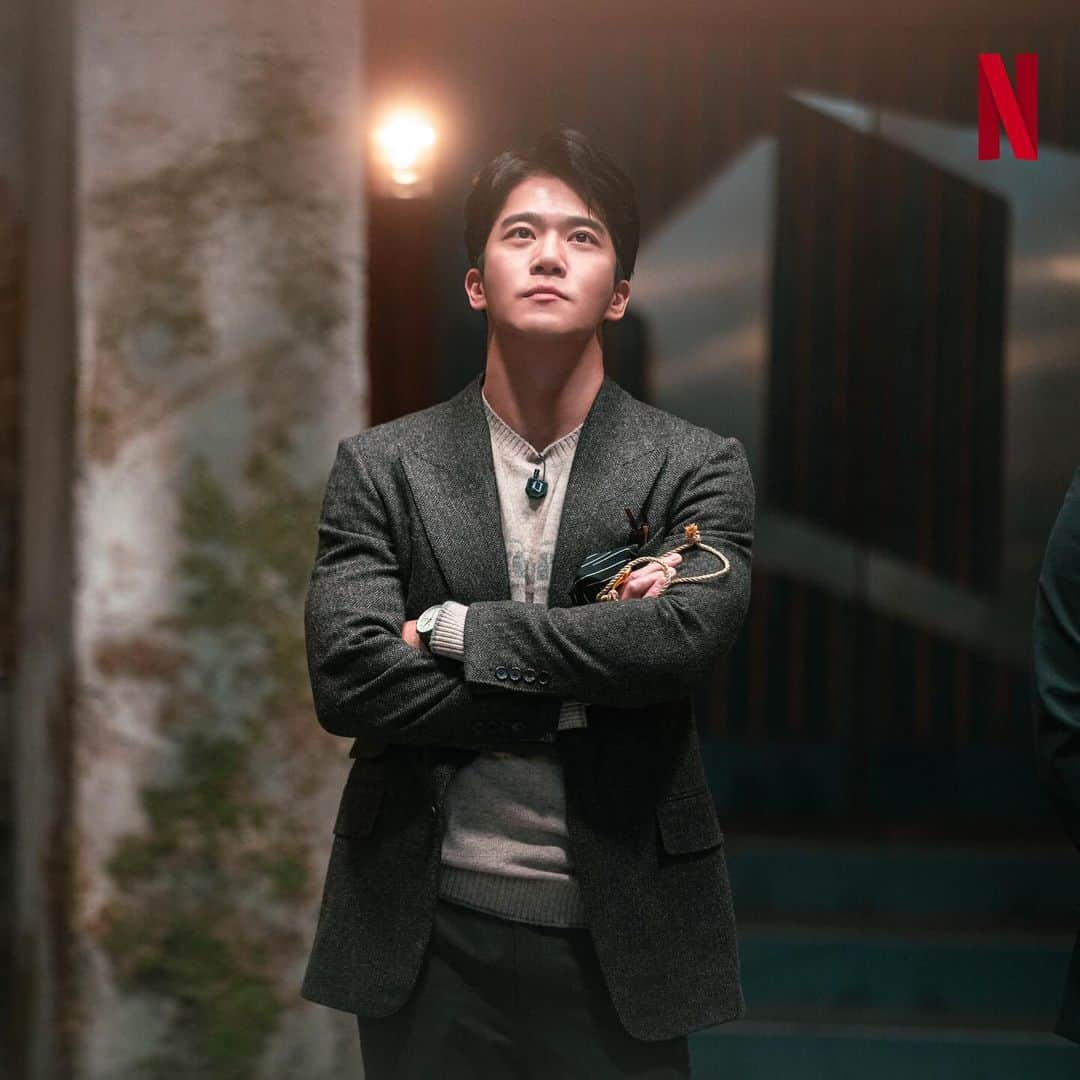 ハ・ソクジンのインスタグラム：「팔짱 못 끼시네~!  많은 성원 감사드립니다!!😈 Still streaming on NETFLIX. 2023」