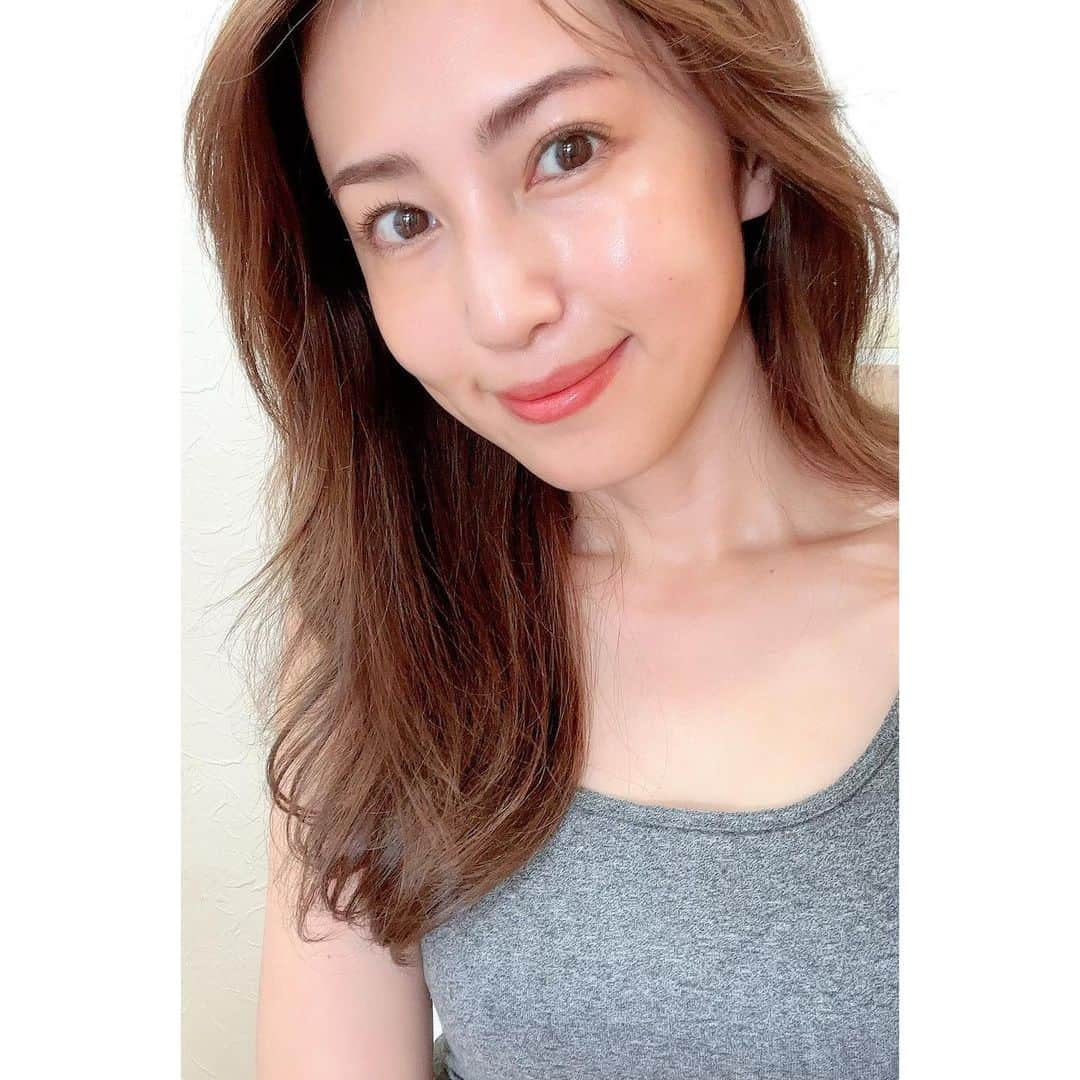 有村実樹のインスタグラム：「やってきました。季節の変わり目。 ⁡ ⁡ 夏に蓄積した肌ダメージを抱えこんだまま乾燥する秋冬を迎えると、肌が厚くごわついてファンデのりが。。。 ⁡ ⁡ 何か特別なケアをしなきゃと焦る時期でもあるけれど、何かするならば、まずは身近な肌ラボ 極潤プレミアムがお勧めです。 ⁡ 使い心地の良さ、そして続けやすい低価格(ローション990円(税込)！！) ⁡ ⁡ ⁡ 今回リニューアルされた肌ラボ 極潤プレミアムヒアルロン液は「ヒアロリペア ®※1」を新配合。 肌ラボ史上最多 8種類のヒアルロン酸※2が配合されています。 その8種類は下の※マークをご覧ください。 ⁡ 8種類それぞれのヒアルロン酸(うるおい成分)が多様に働きかけ、肌のバリア機能に必要なうるおいを届けてくれるそう。 ⁡ そして、乾燥を繰り返さない、使うたびに健やかな素肌を目指せます。 ⁡ 濃密なとろみからは想像ができないほどに浸透が早く、逆にスキンケアが時短になった印象でした。 重ねるともっちり感がプラスされて、さらなるうるおいを感じられますよ。 ⁡ ⁡ ⁡ 以前雑誌の撮影時に聞いたのですが、とろみ化粧水をさっと出しやすいように少し柔らかいボトルになっているのも進化ポイントだそう。 量が減ってきたら、逆さまにして置けるように蓋は平らになっているんですよ。 細かなところまで親切で、やっぱり極潤好きだわ〜🥰と感じました。 ⁡ ⁡ ⁡ ⁡ ⁡ ⁡ ※1 加水分解ヒアルロン酸アルキル(C12-13)グリセリル (うるおい成分) ※2 ヒアルロン酸Na、加水分解ヒアルロン酸（ナノ化ヒアルロン酸）、アセチルヒアルロン 酸Na（スーパーヒアルロン酸）、ヒアルロン酸ヒドロキシプロピルトリモニウム（肌吸着型ヒアルロン酸）、ヒアル ロン酸クロスポリマーNa（3Dヒアルロン酸）、乳酸球菌／ヒアルロン酸発酵液（乳酸発酵ヒアルロン酸）、加水 分解ヒアルロン酸Na（浸透＊型ヒアルロン酸）、加水分解ヒアルロン酸アルキル(C12-13)グリセリル(ヒアロ リペア®)(すべてうるおい成分) ⁡ 販売名：ハダラボスーパーモイスト化粧水c ⁡ #PR #ロート製薬 #肌ラボ #極潤プレミアム #スキンケア  #ヒアルロン酸 #肌待望のあたらしいうるおい #化粧水 #保湿 #保湿ケア #うるおい #乾燥肌 #美容 #美容好きな人と繋がりたい #メイク #コスメ #コスメ好きさんと繋がりたい #美容研究家 #植物療法士 #有村実樹  @rohto_official」