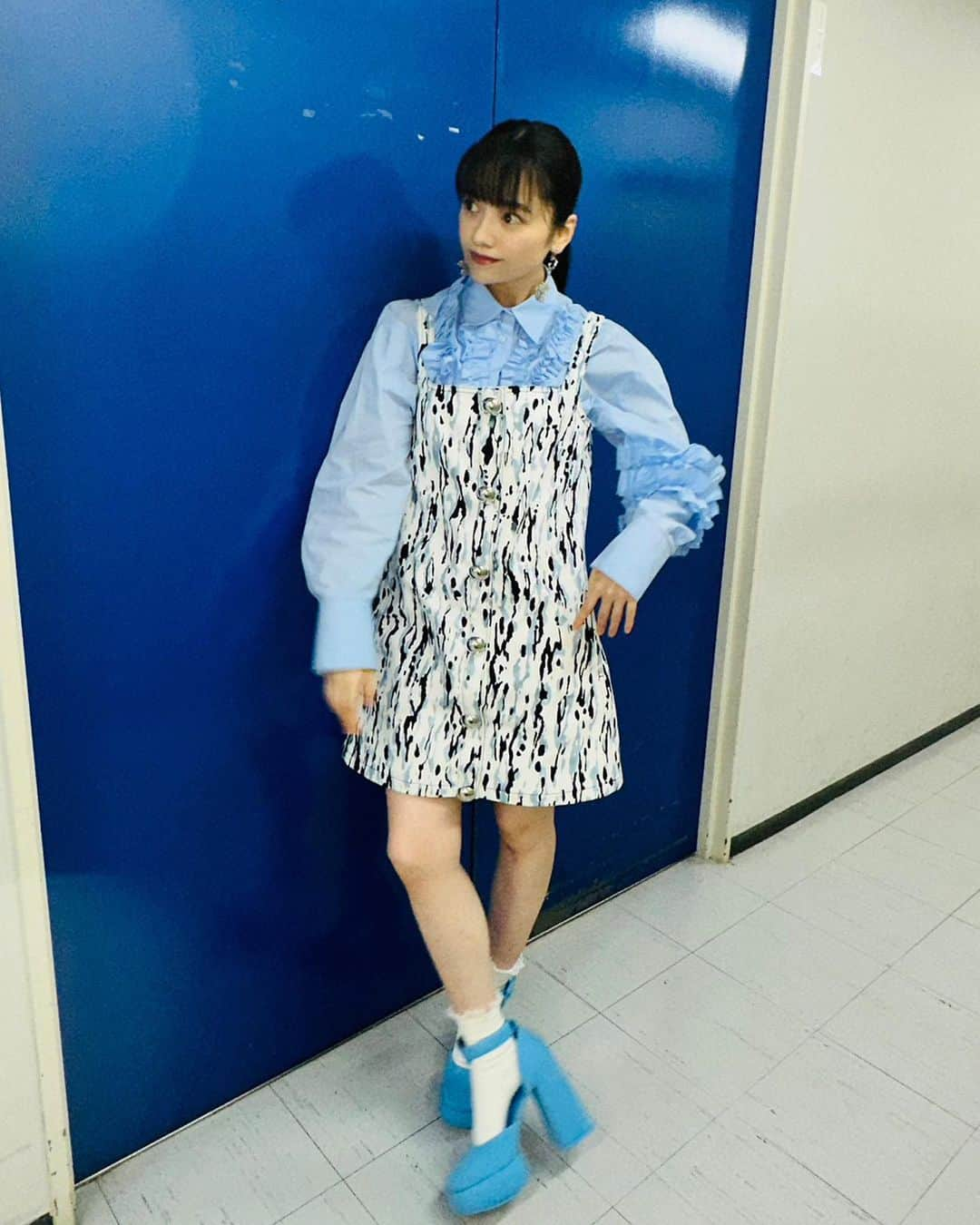 島崎遥香さんのインスタグラム写真 - (島崎遥香Instagram)「🩵💙 stylist @yuikurose  h&m @nobusawahitoshi」10月12日 13時37分 - paruuuuuru